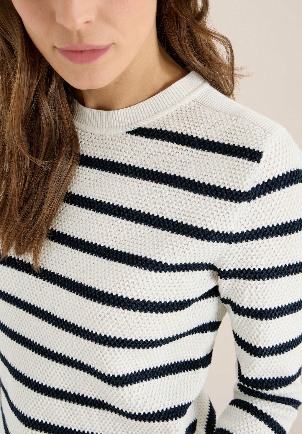 Gestreifter Strukturpullover
