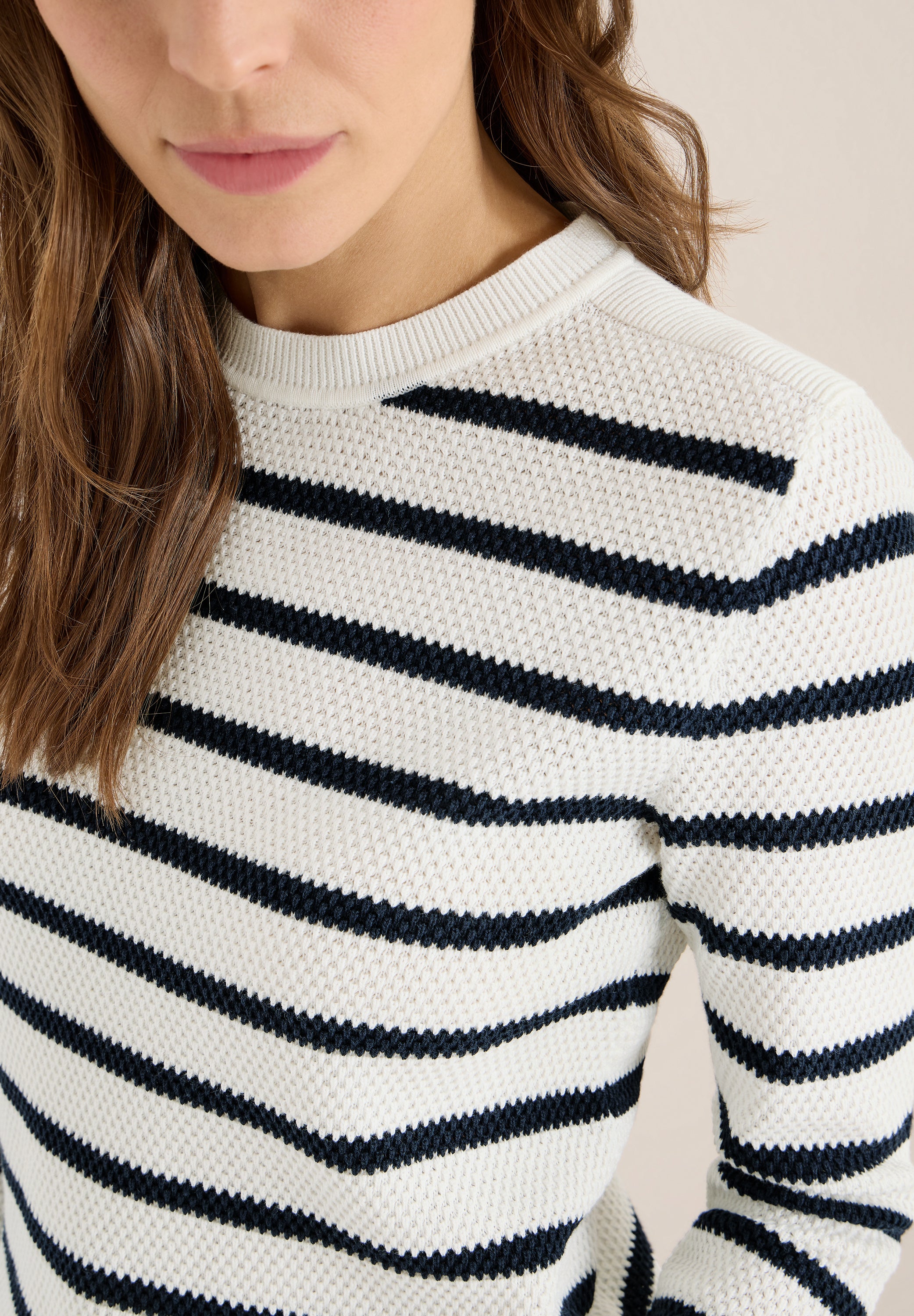 Gestreifter Strukturpullover