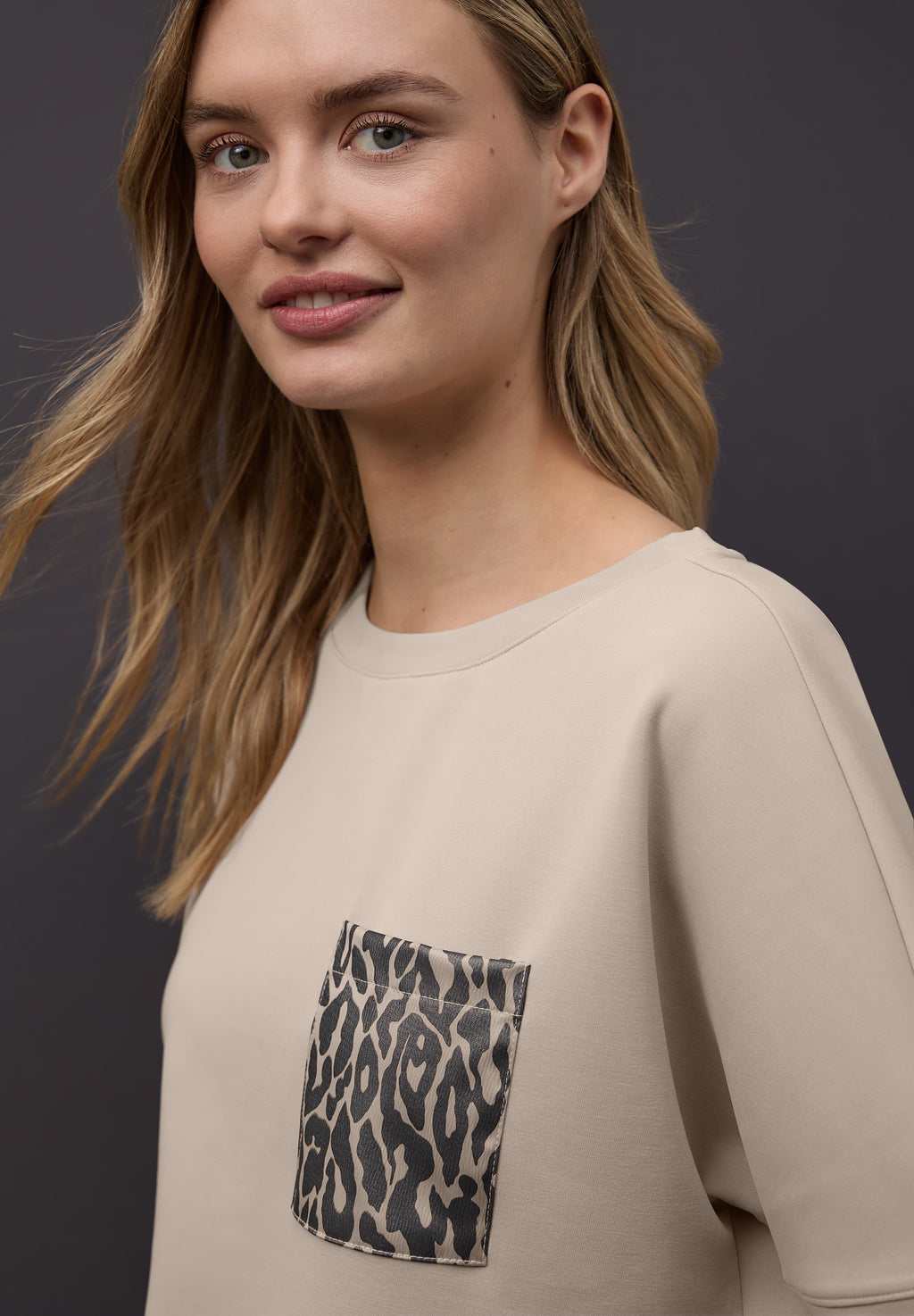 T-Shirt mit Leo-Brusttasche