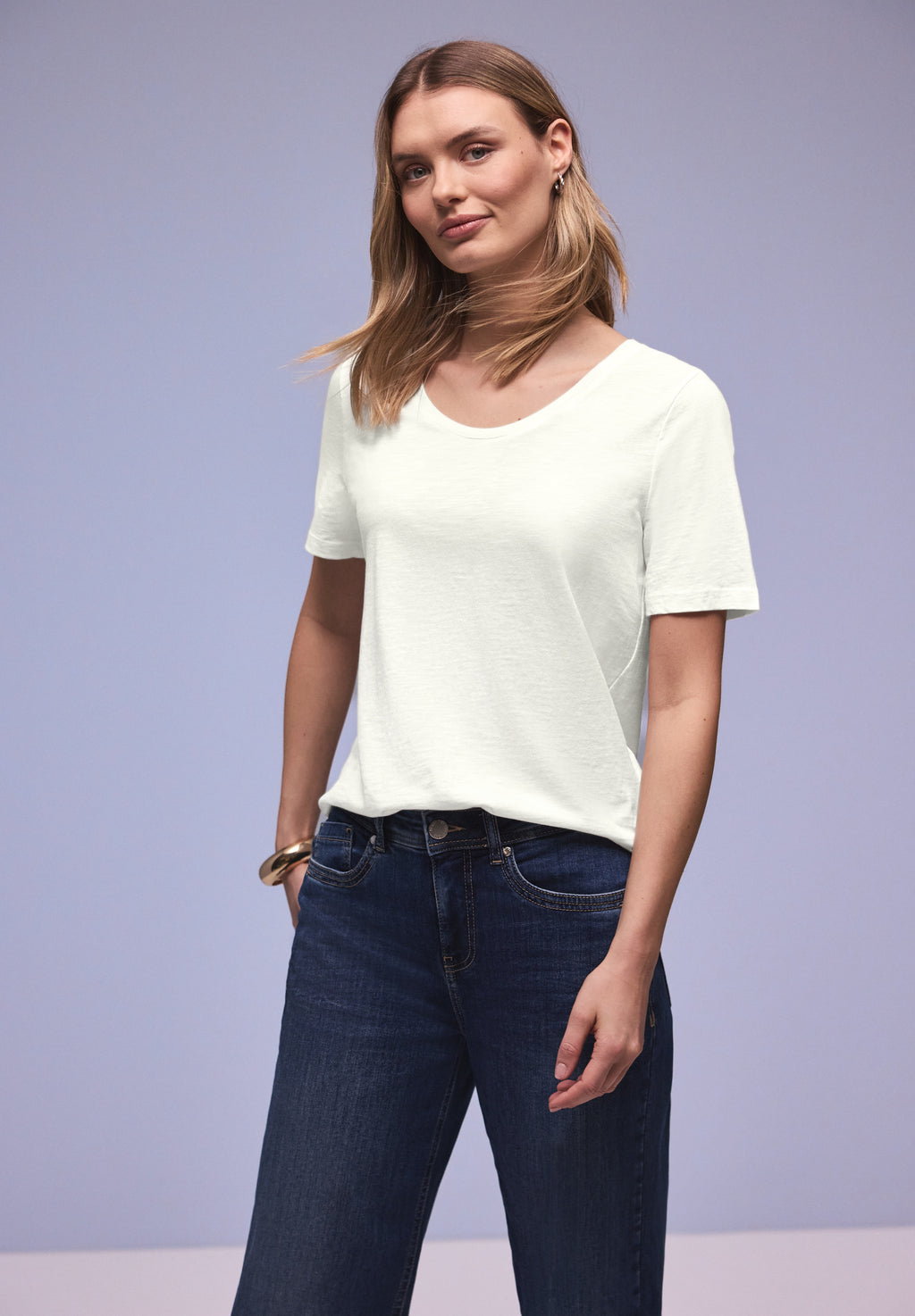 Basic T-Shirt mit gerundetem V-Neck