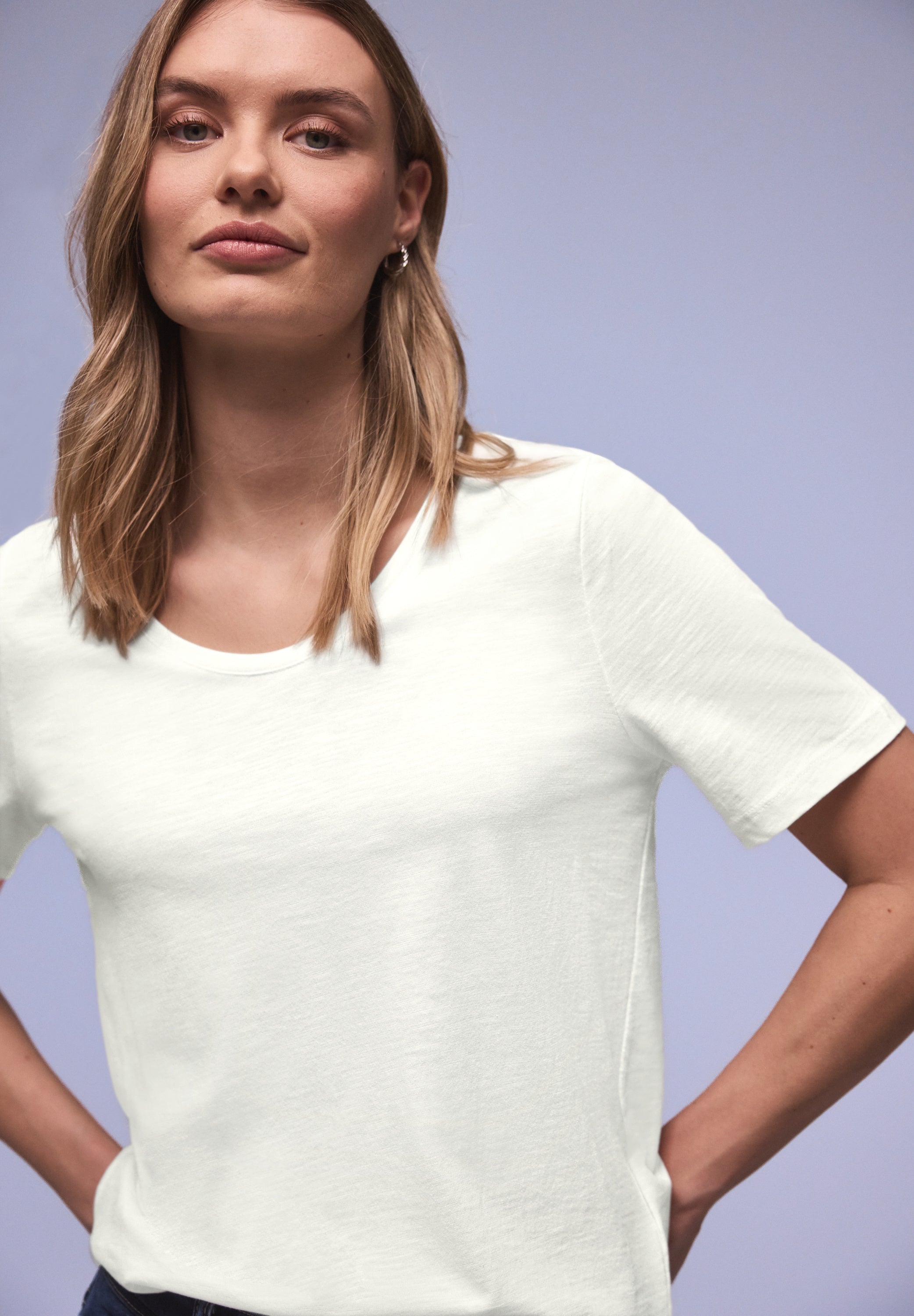 Basic T-Shirt mit gerundetem V-Neck