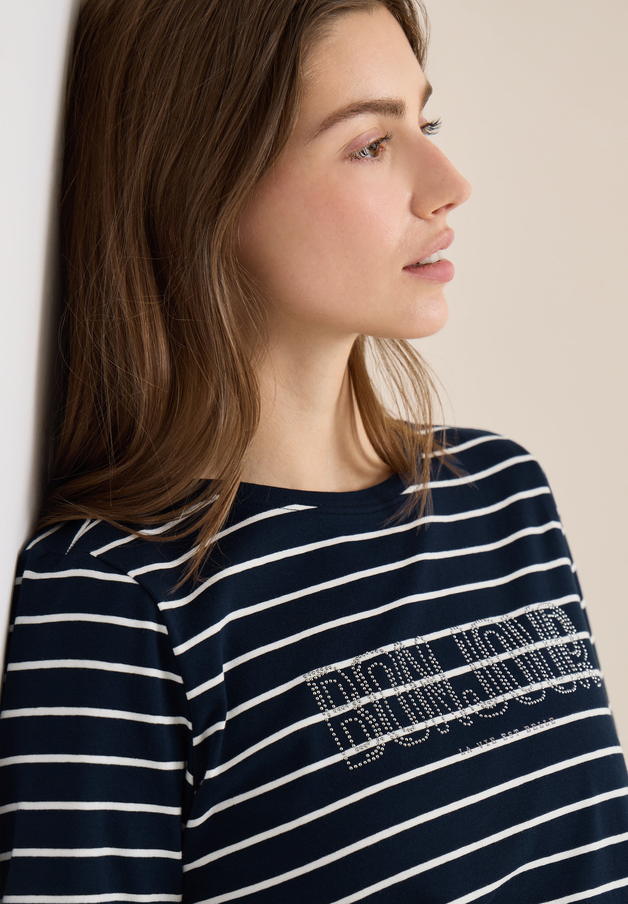 T-Shirt mit Schmuckstein Wording