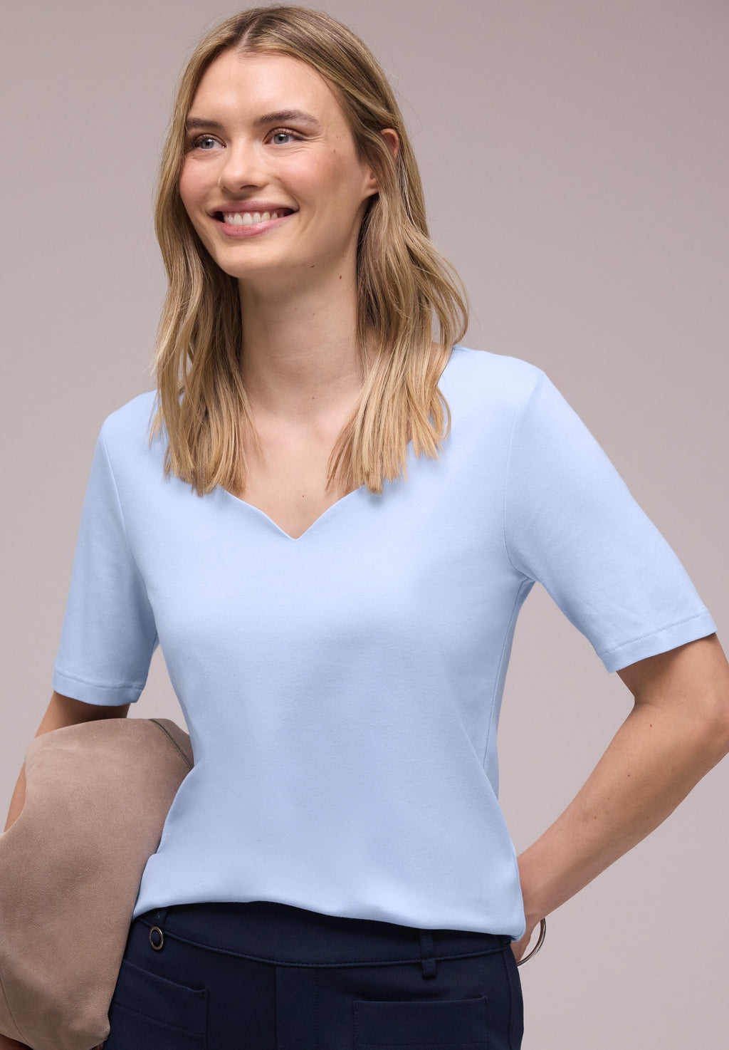Basic T-Shirt mit Herzausschnitt