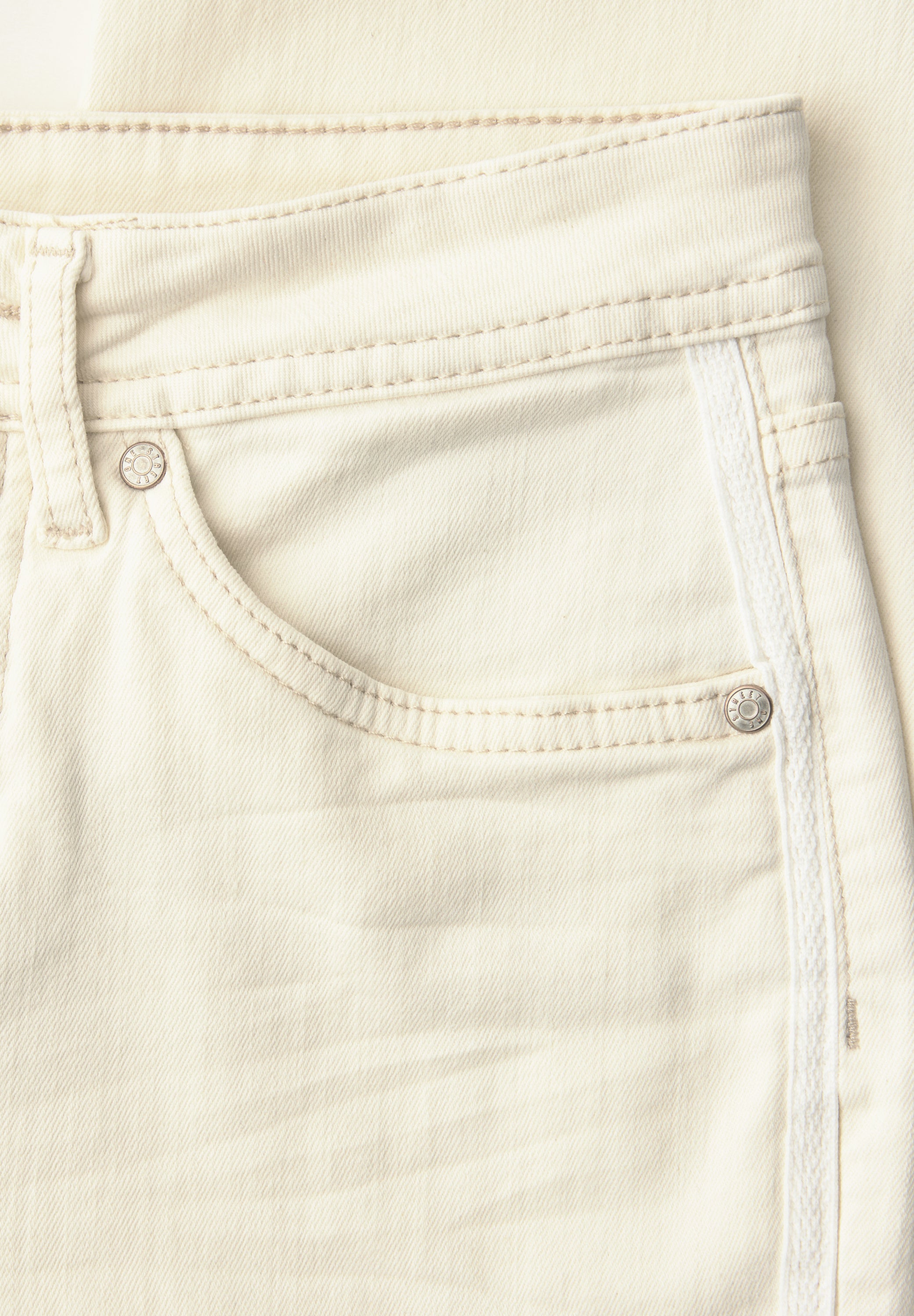 Straight Leg Jeans mit fransigem Saum