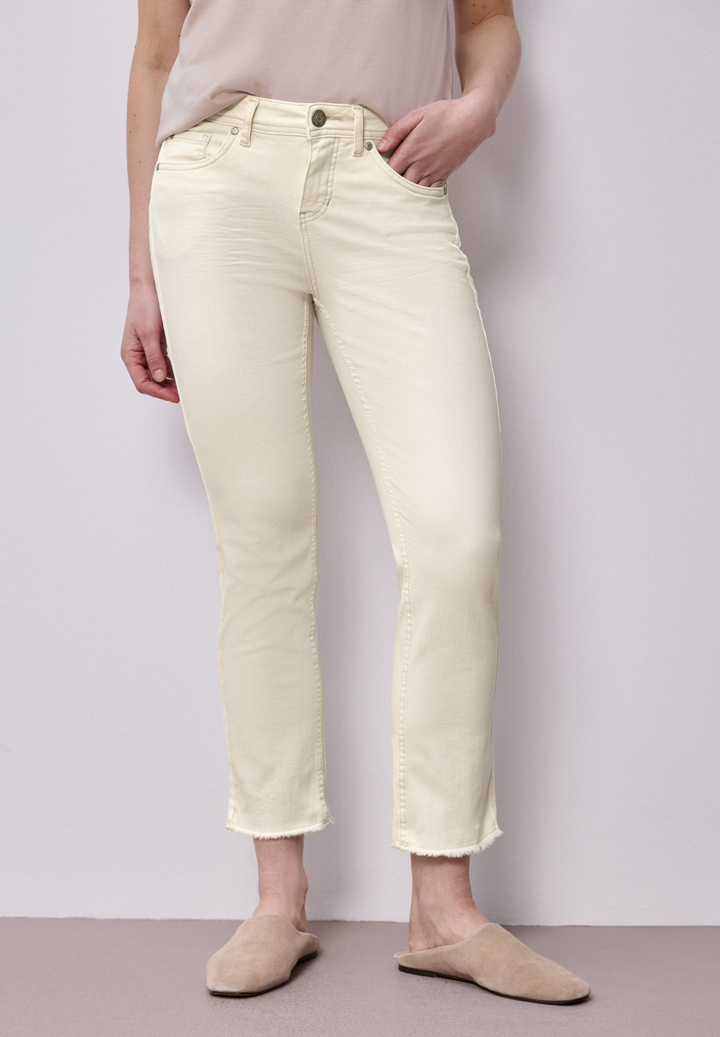 Straight Leg Jeans mit fransigem Saum