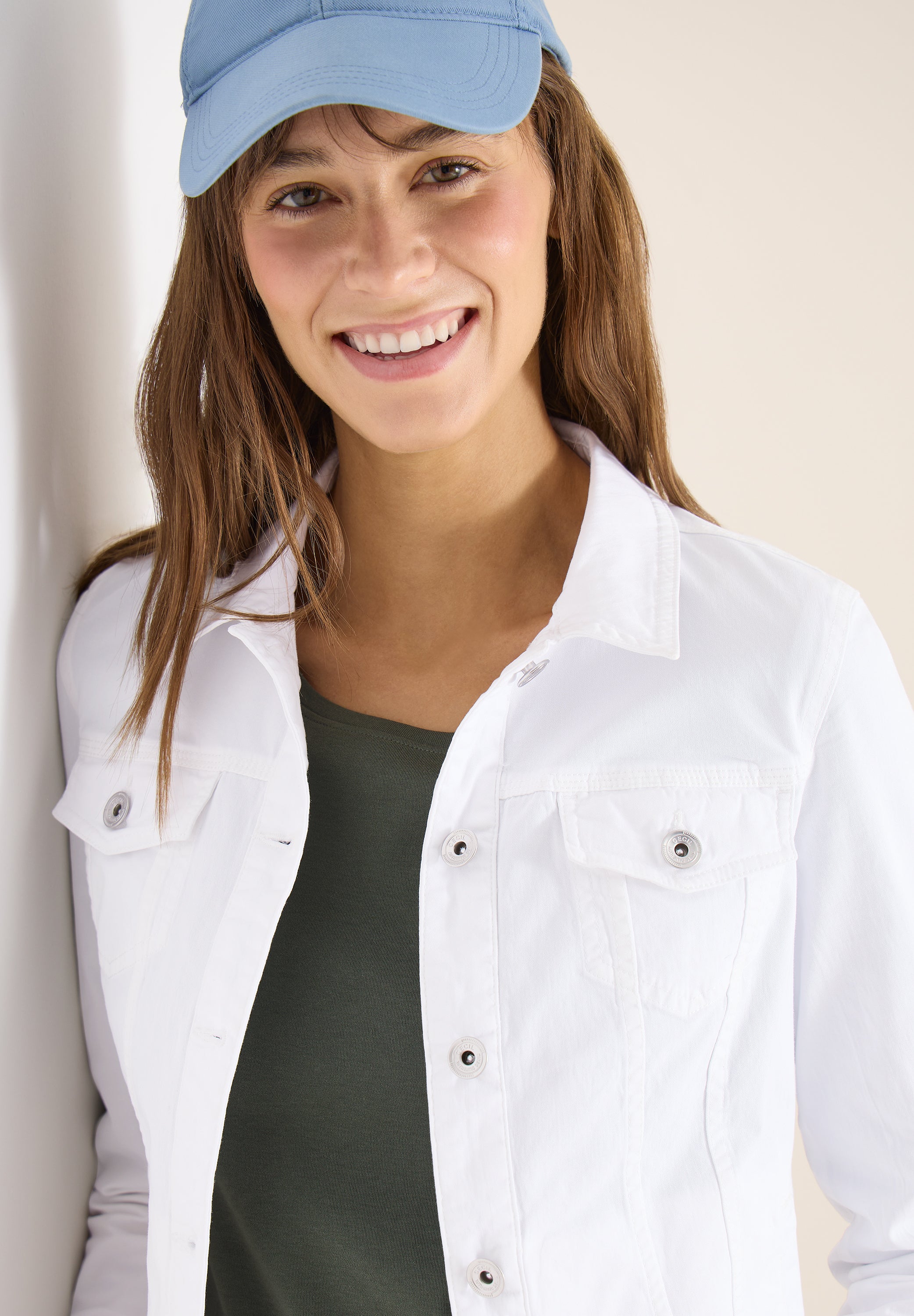 Jeansjacke mit Brusttaschen und Knöpfen