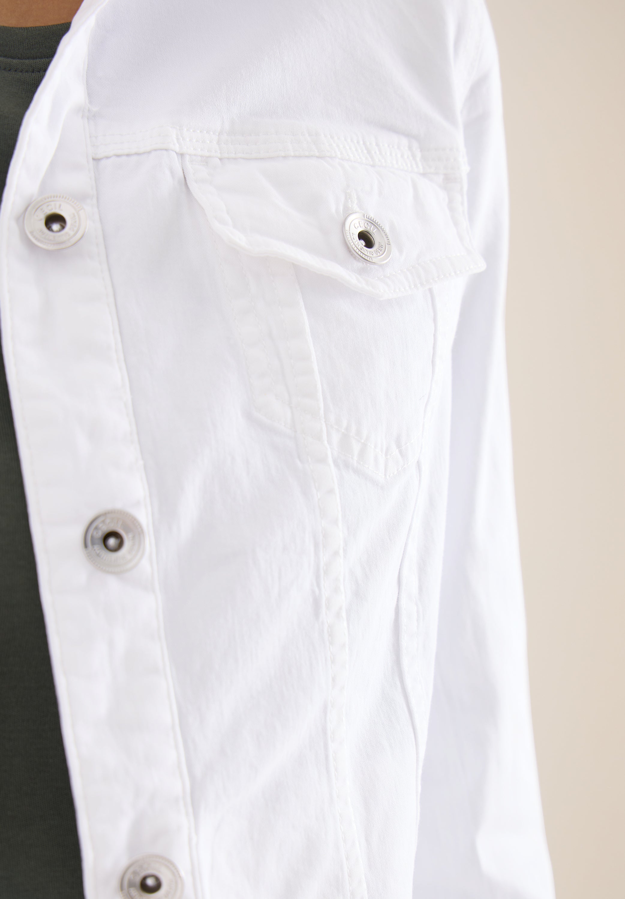 Jeansjacke mit Brusttaschen und Knöpfen