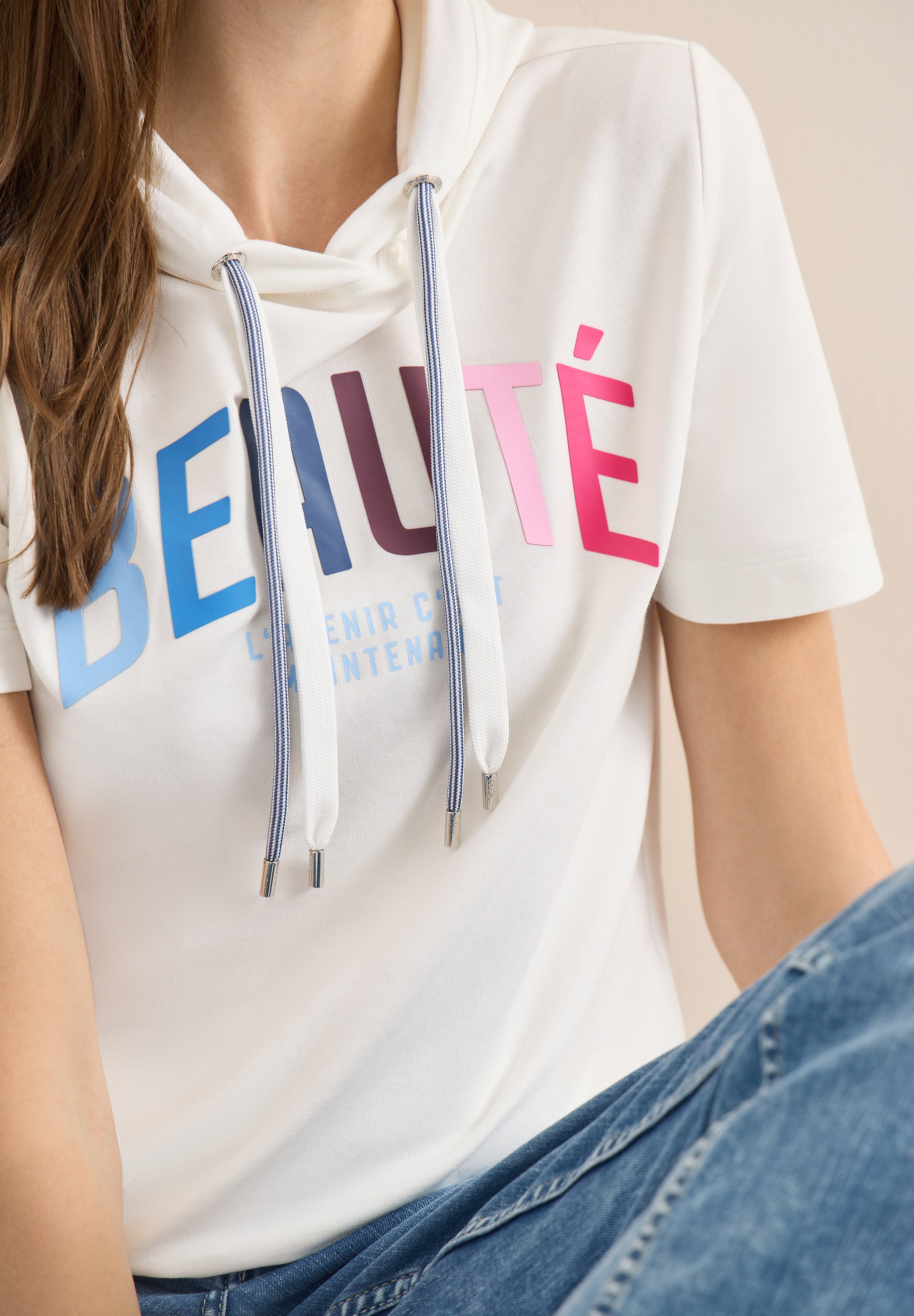 Kurzarm T-Shirt mit Kapuze und Print