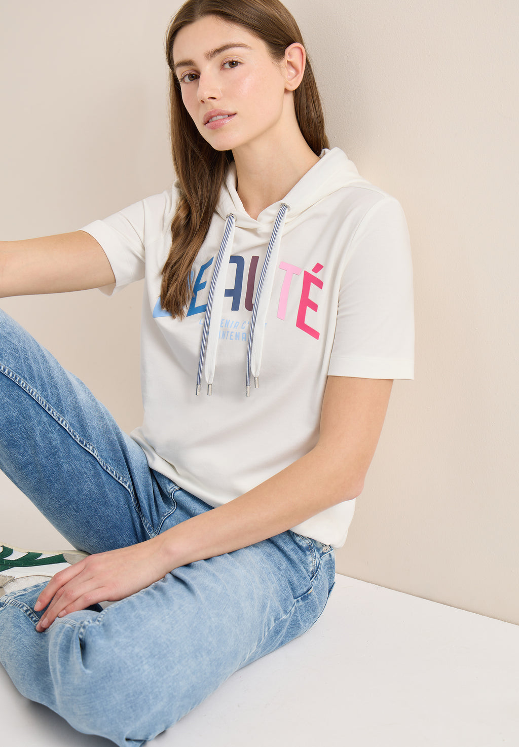 Kurzarm T-Shirt mit Kapuze und Print