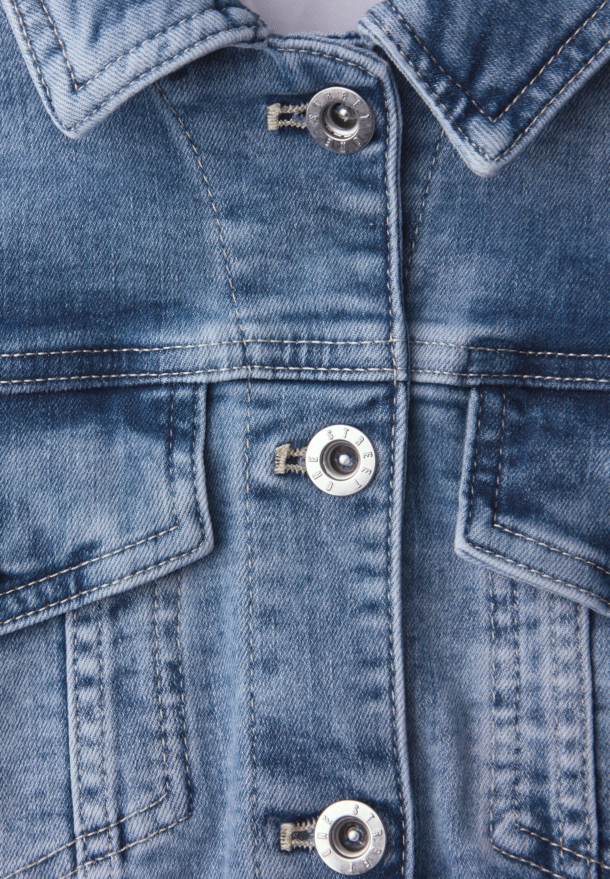 Jeansjacke mit Brusttaschen und Knöpfen