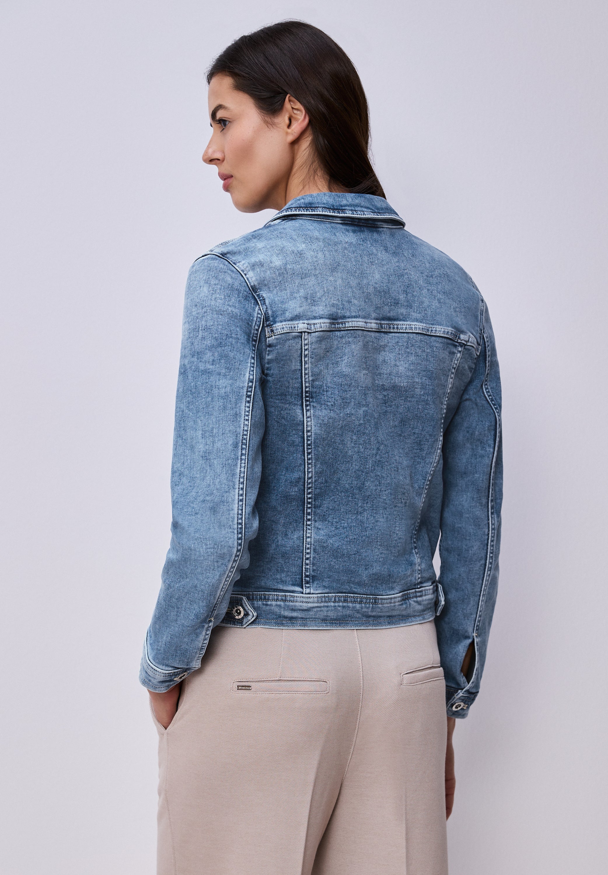 Jeansjacke mit Brusttaschen und Knöpfen