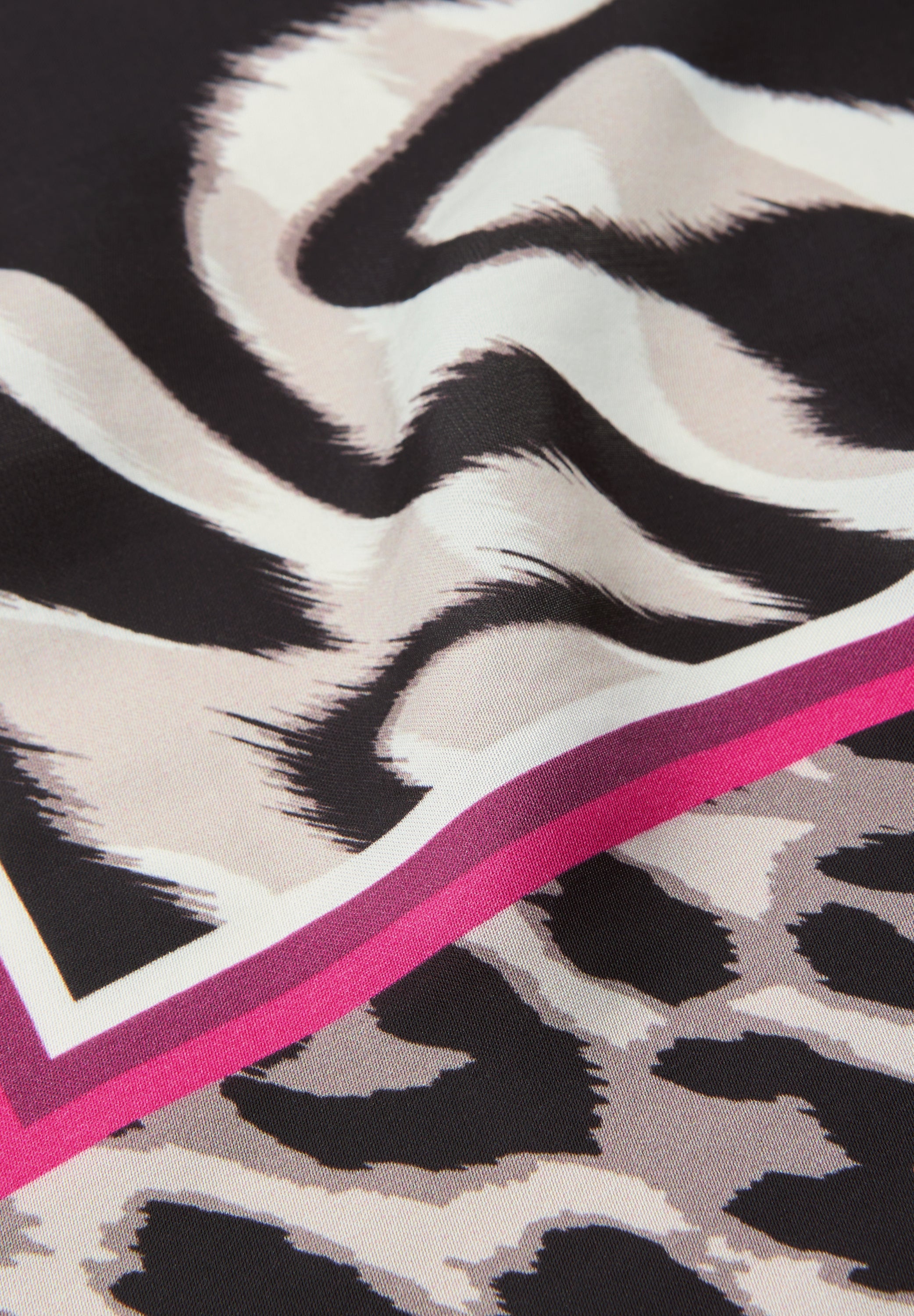 Nicki Tuch im Satin-Look mit Animal Print