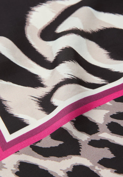 Nicki Tuch im Satin-Look mit Animal Print