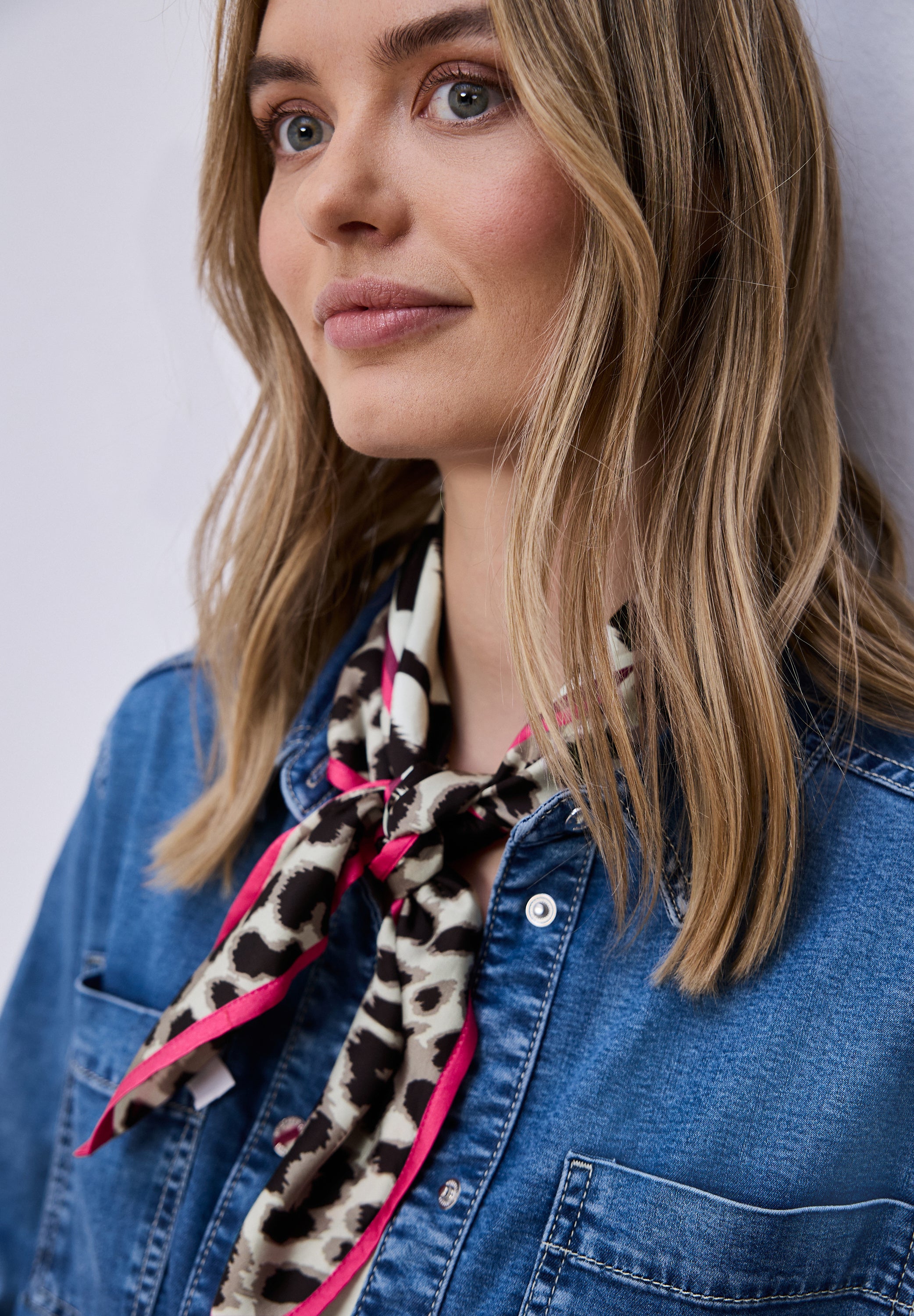 Nicki Tuch im Satin-Look mit Animal Print