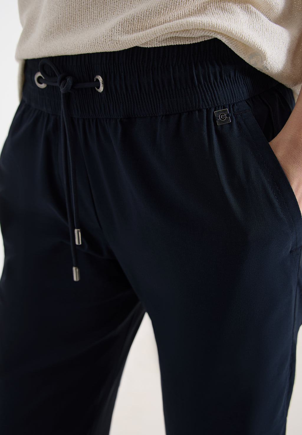 Mid Waist Slim Leg Hose im Casual Fit