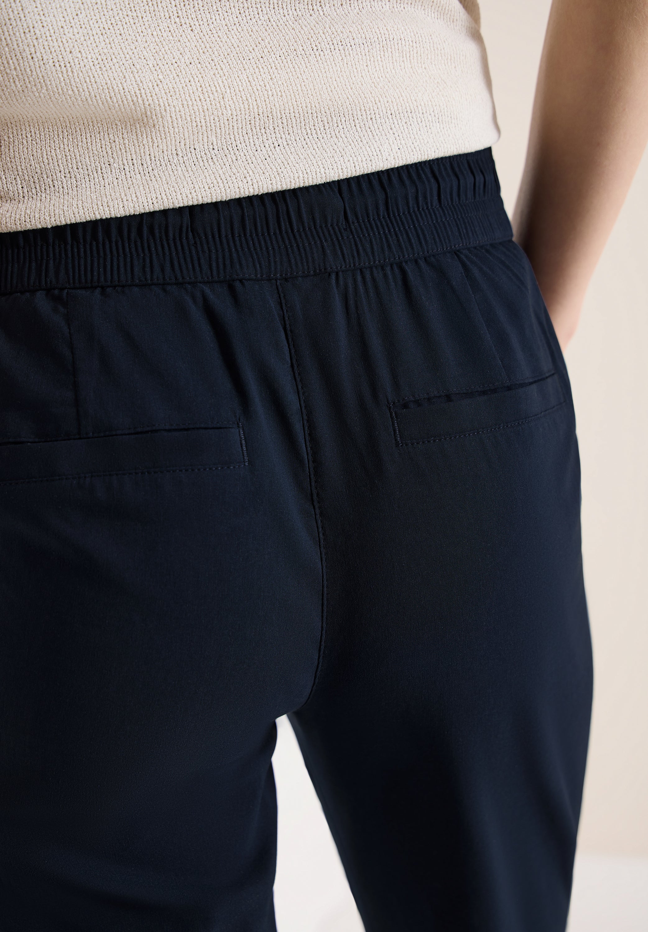 Mid Waist Slim Leg Hose im Casual Fit