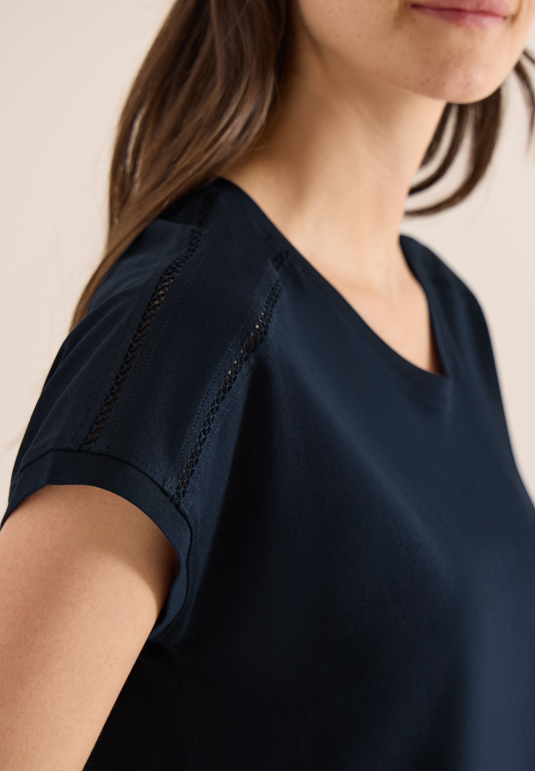 T-Shirt mit V-Neck und Spitzendetail