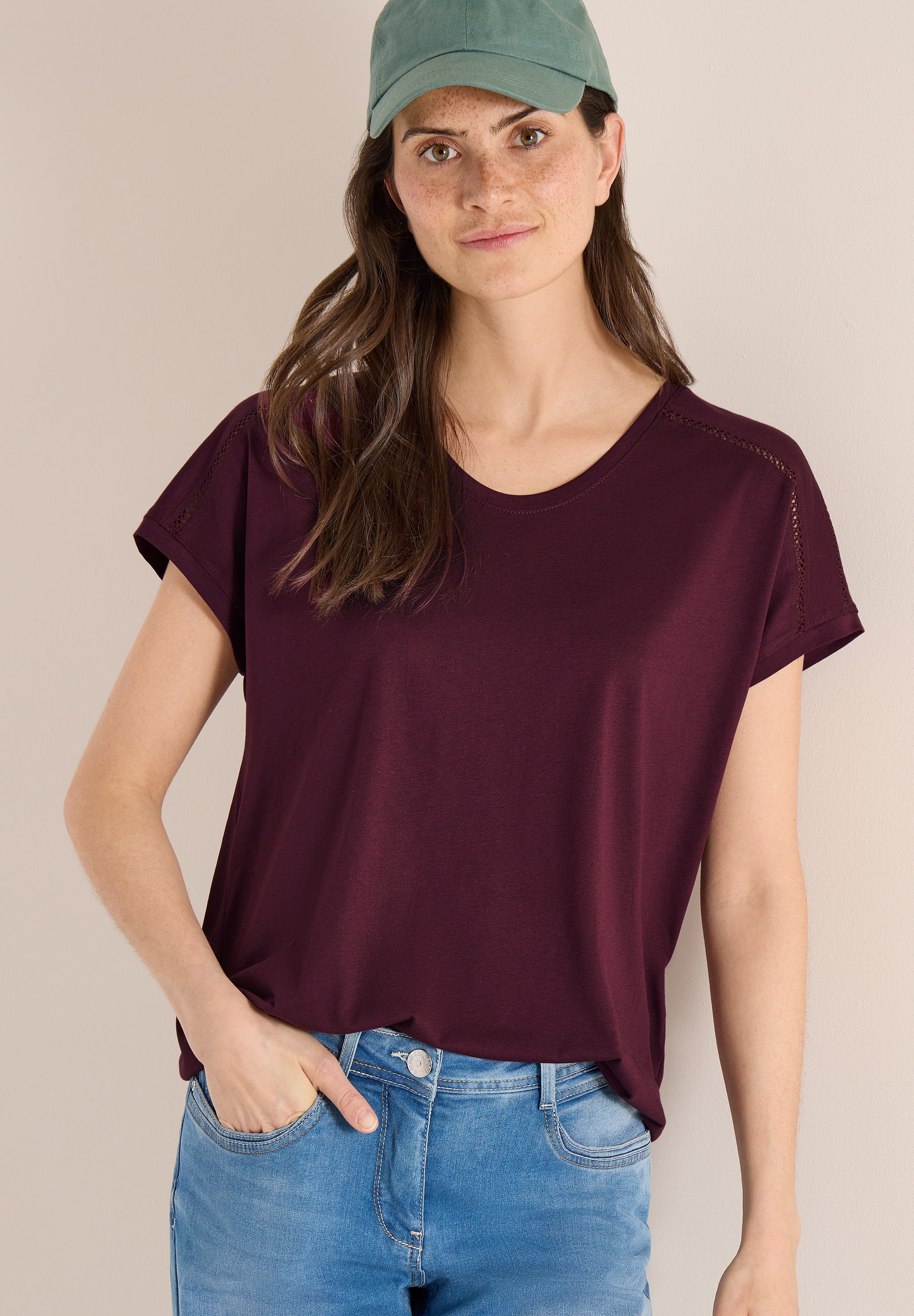 T-Shirt mit V-Neck und Spitzendetail