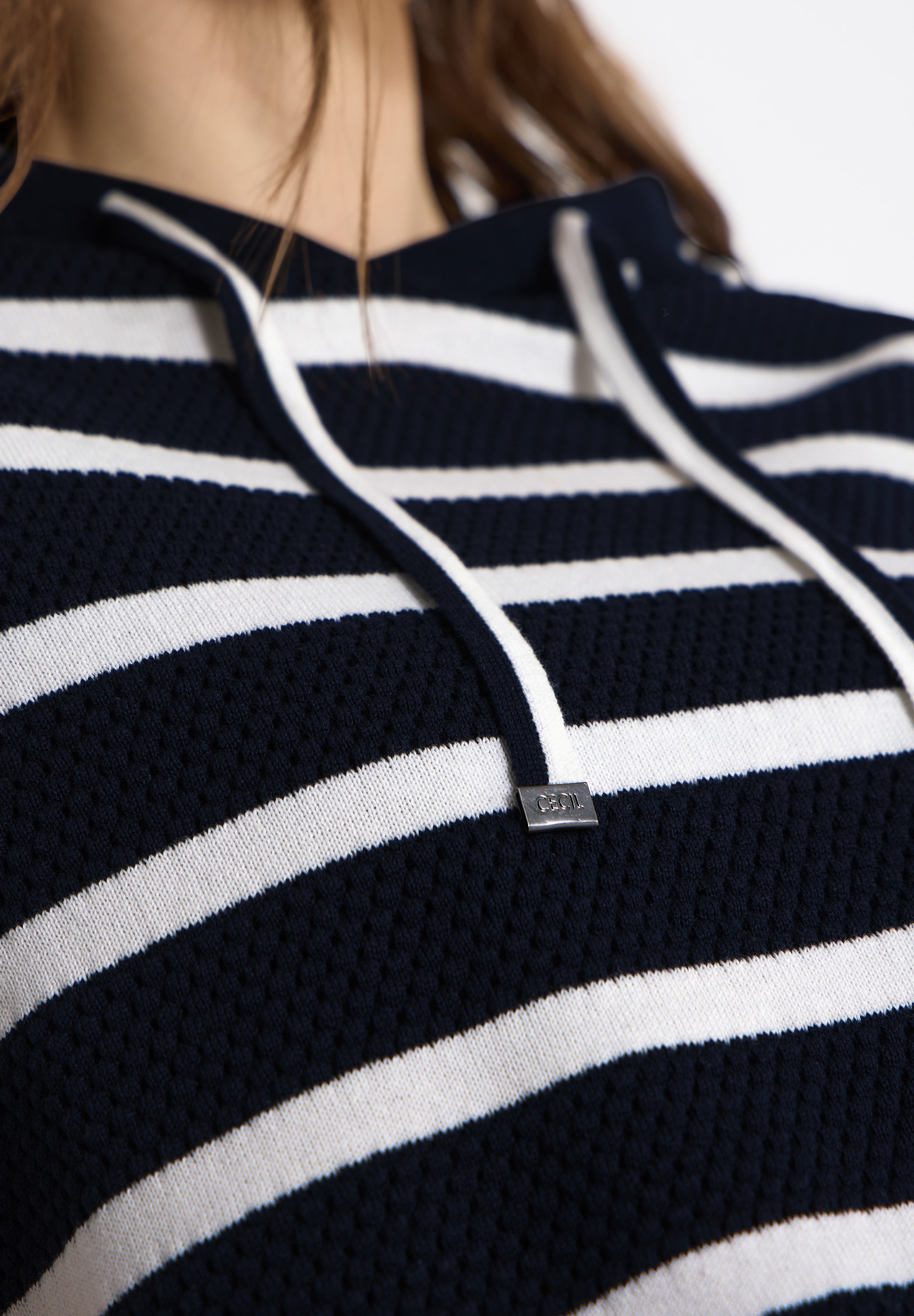 Kurzarm Pullover mit Kapuze