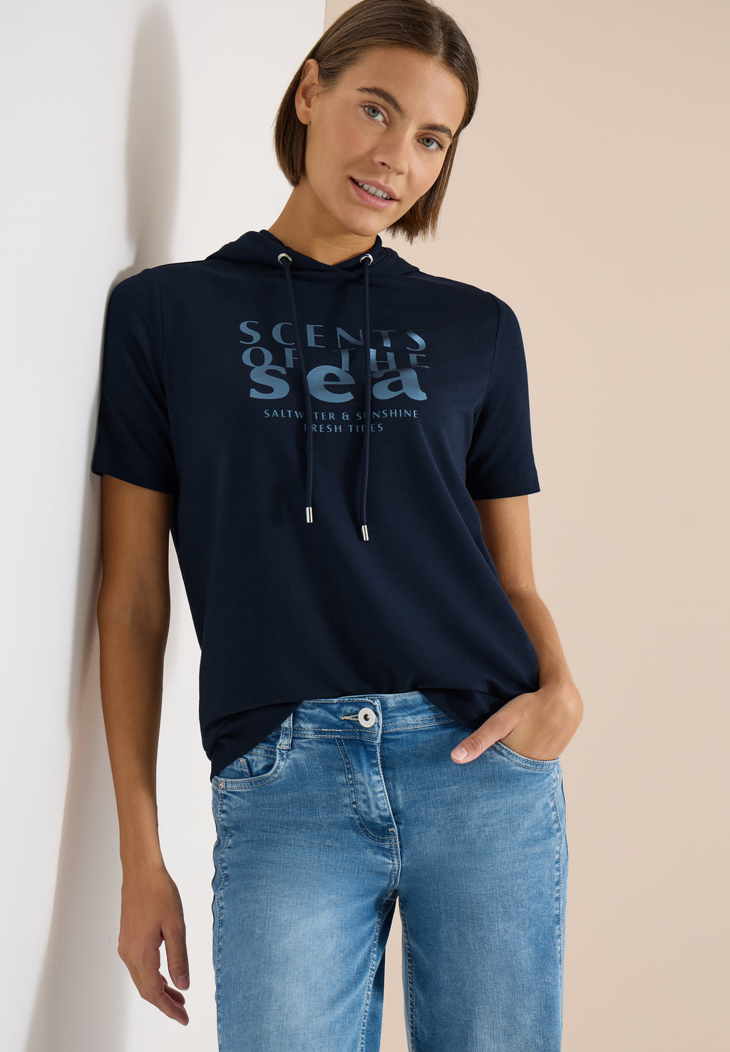 Kurzarm Shirt mit Kapuze und Wording