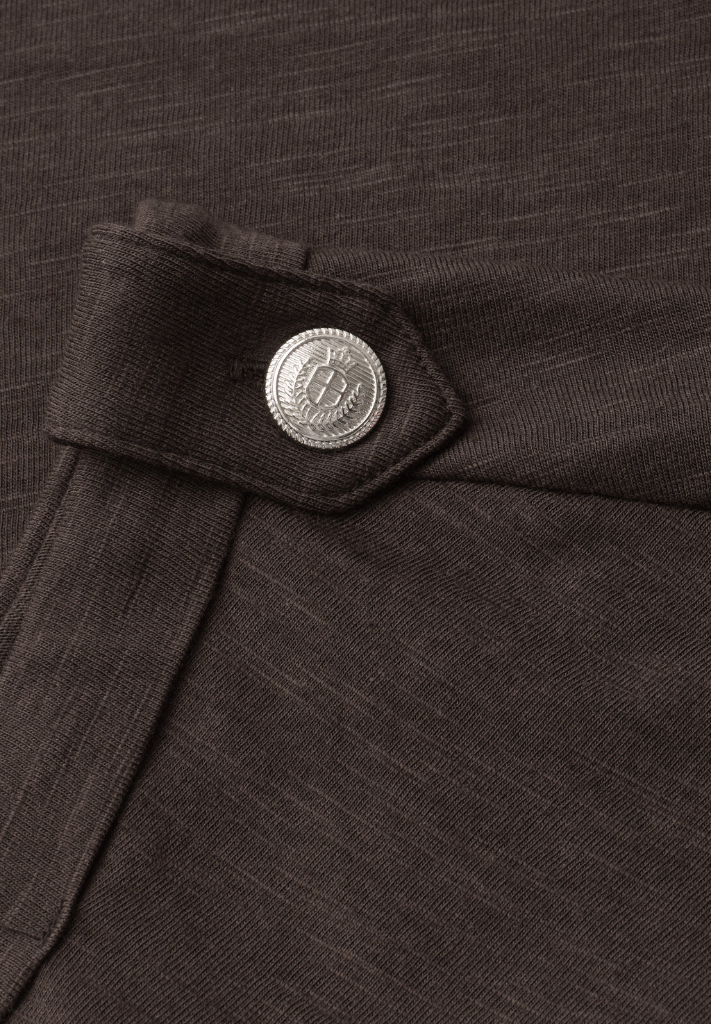 T-Shirt mit Rundhals und Knopfdetails