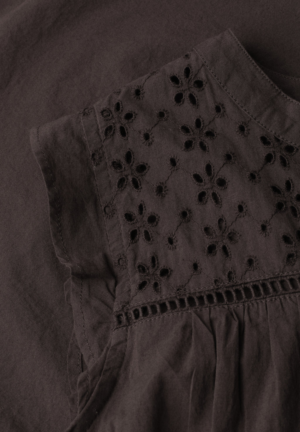 Blusentop mit Split Neck und Shiffleydetails