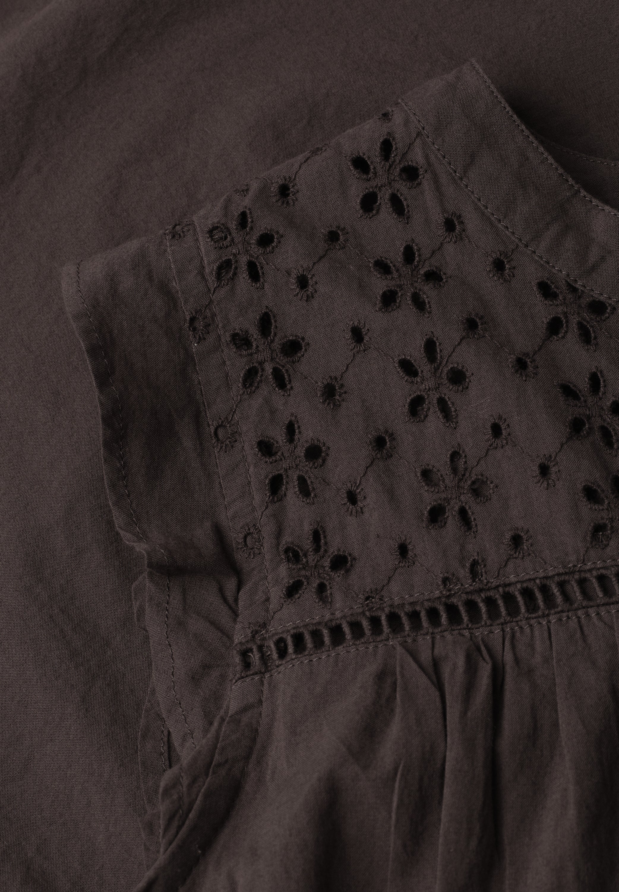 Blusentop mit Split Neck und Shiffleydetails