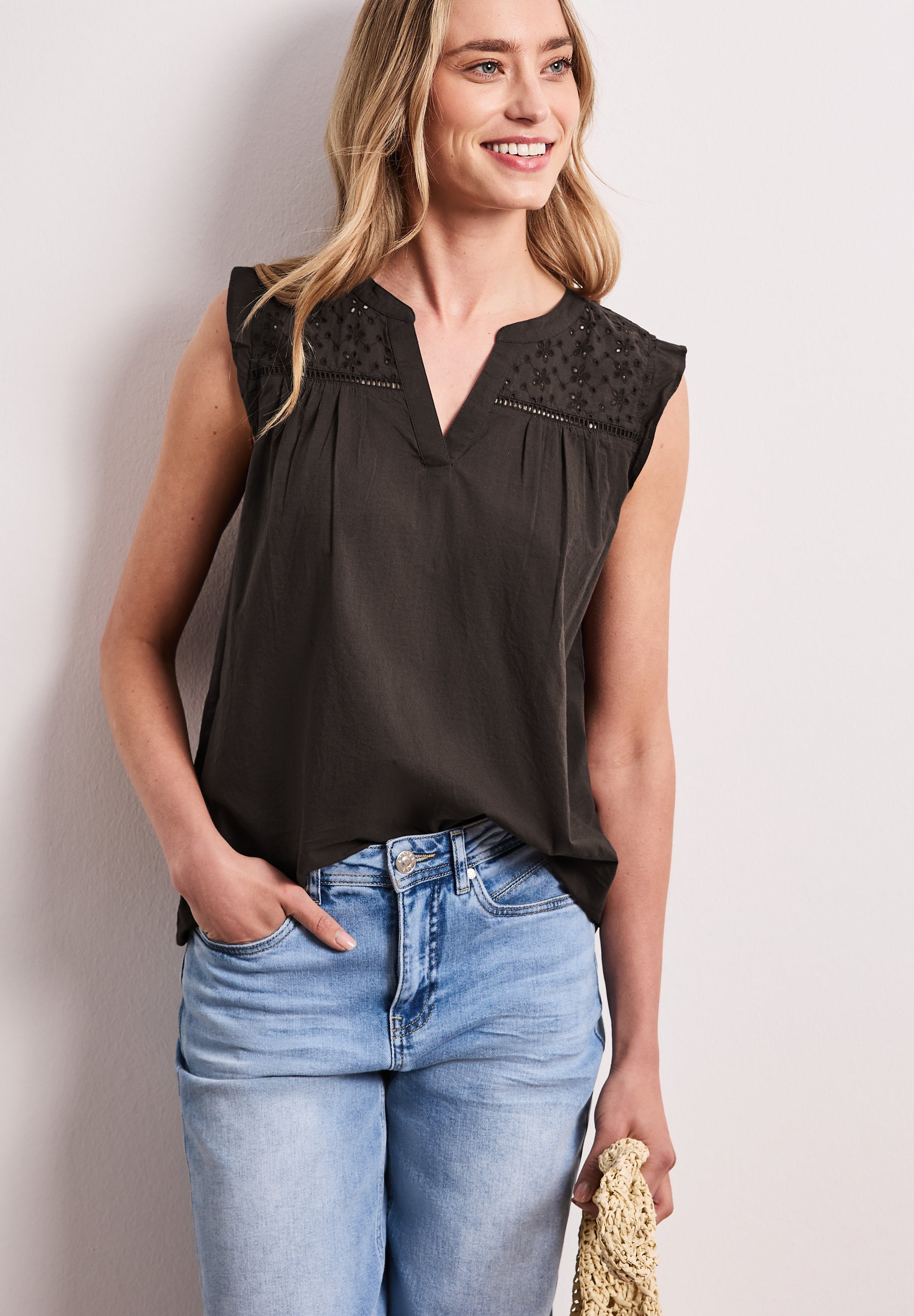 Blusentop mit Split Neck und Shiffleydetails