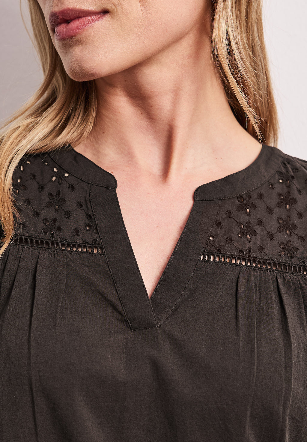 Blusentop mit Split Neck und Shiffleydetails