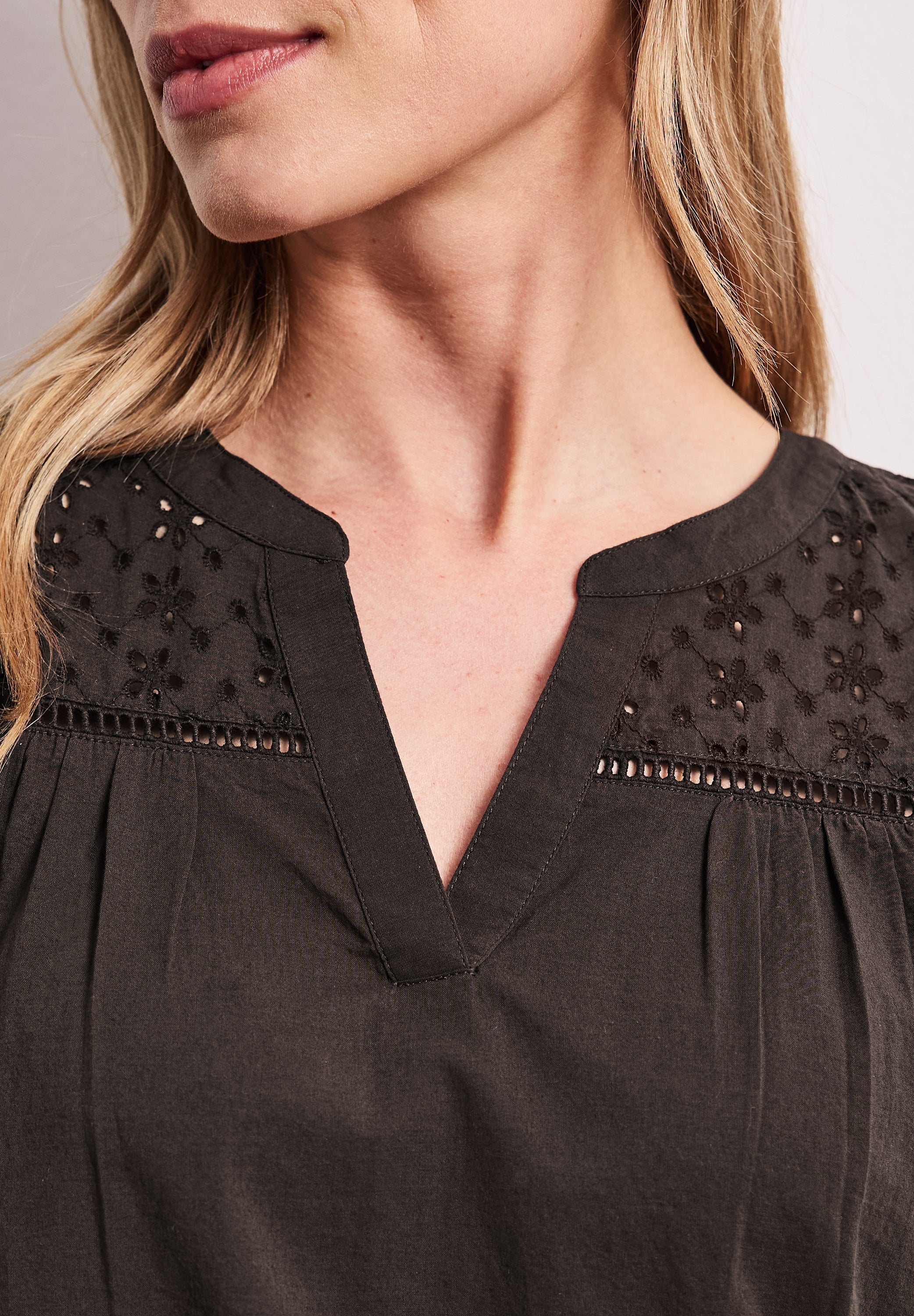 Blusentop mit Split Neck und Shiffleydetails