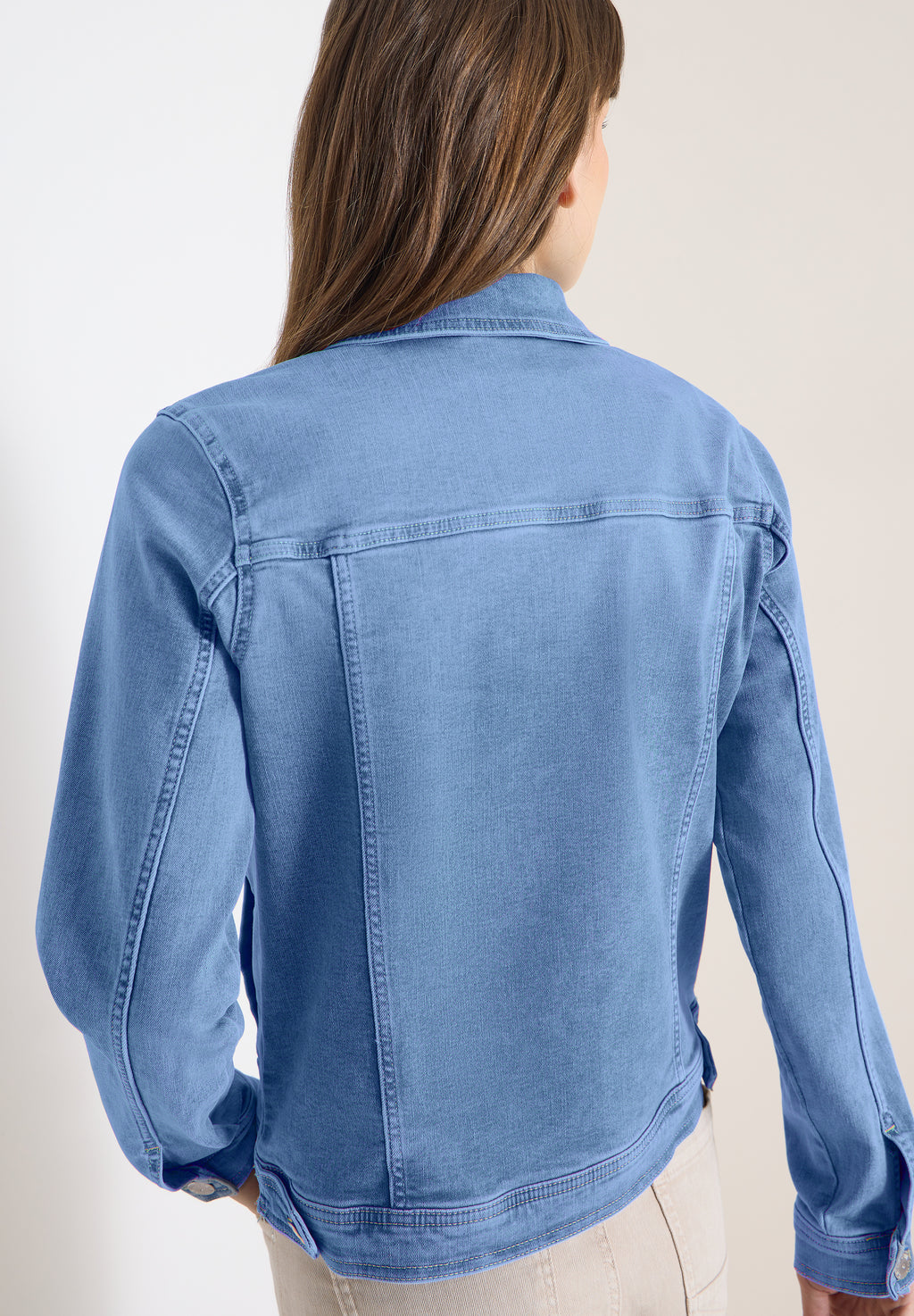 Jeansjacke mit Brusttaschen und Knöpfen