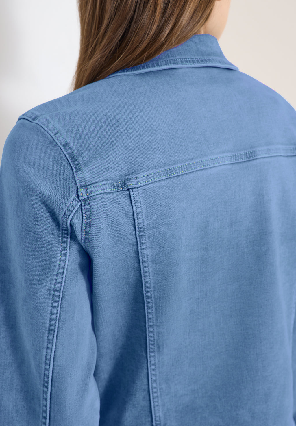 Jeansjacke mit Brusttaschen und Knöpfen