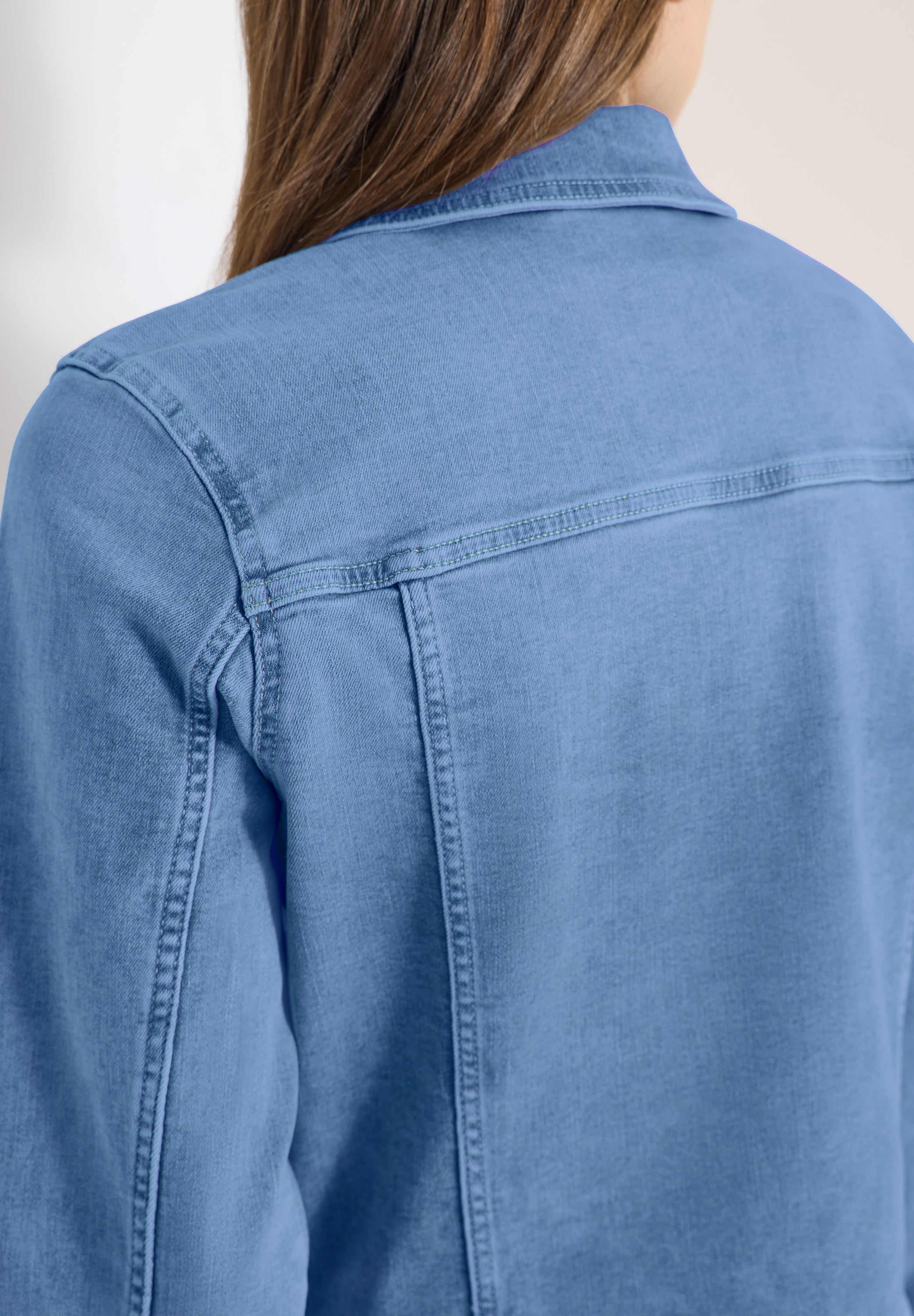 Jeansjacke mit Brusttaschen und Knöpfen