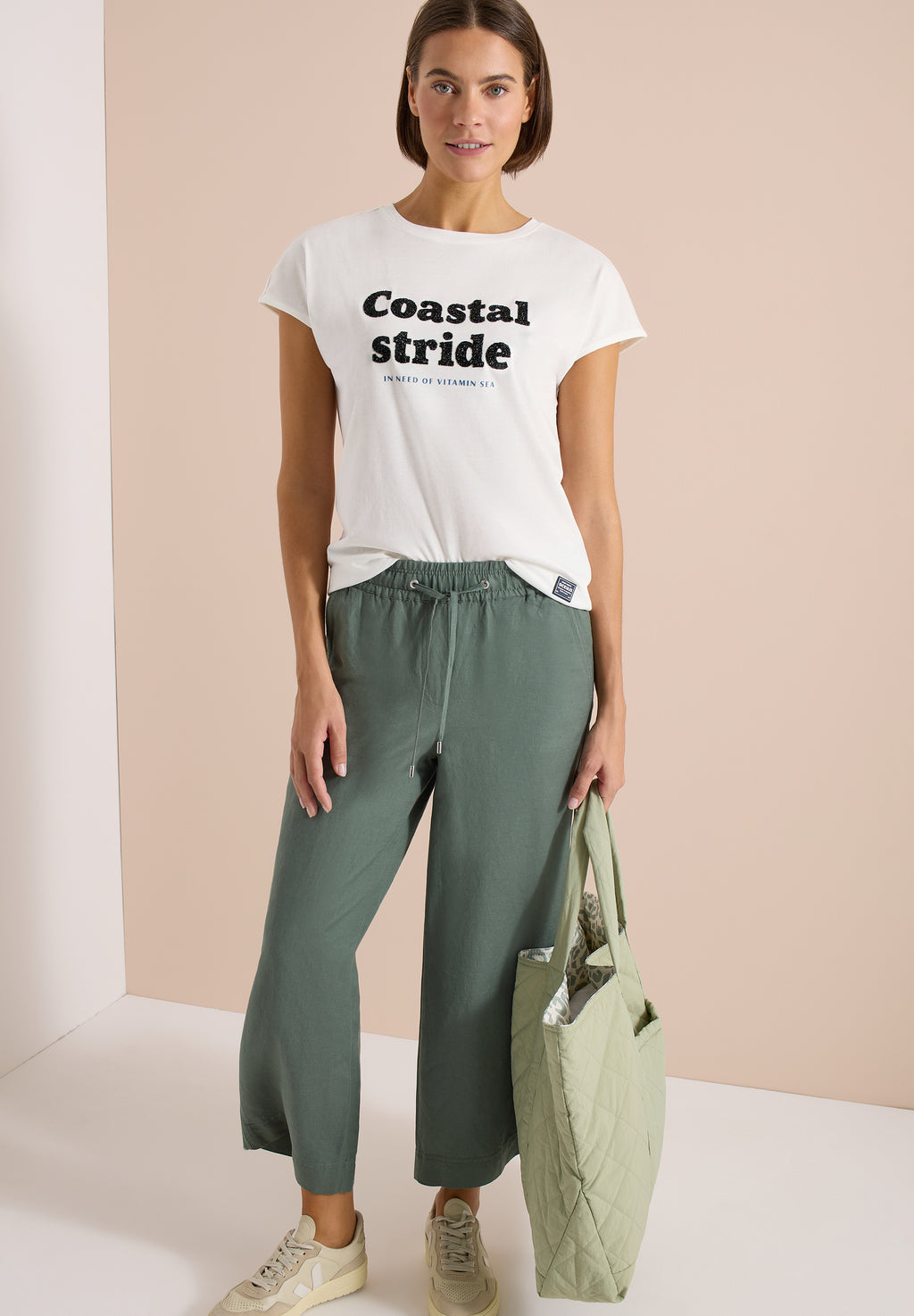 T-Shirt mit Boatneck und Wording Print