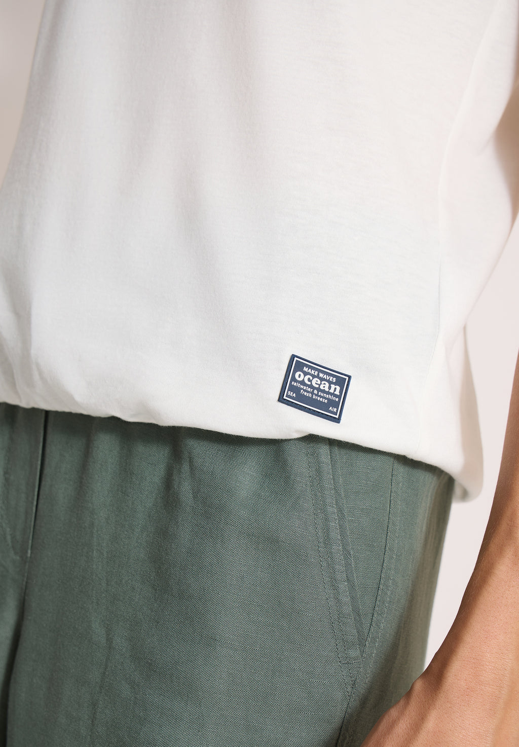 T-Shirt mit Boatneck und Wording Print