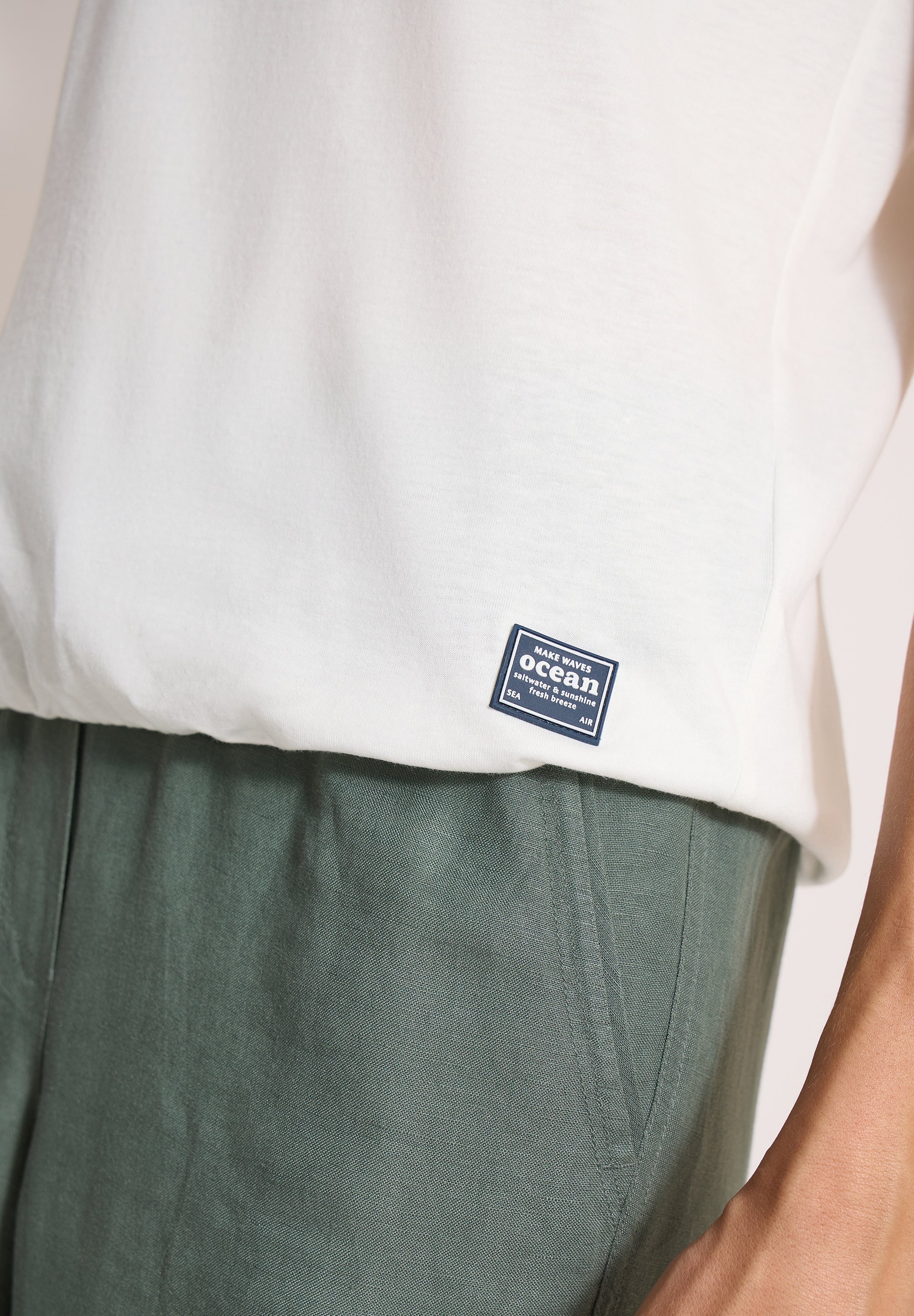 T-Shirt mit Boatneck und Wording Print