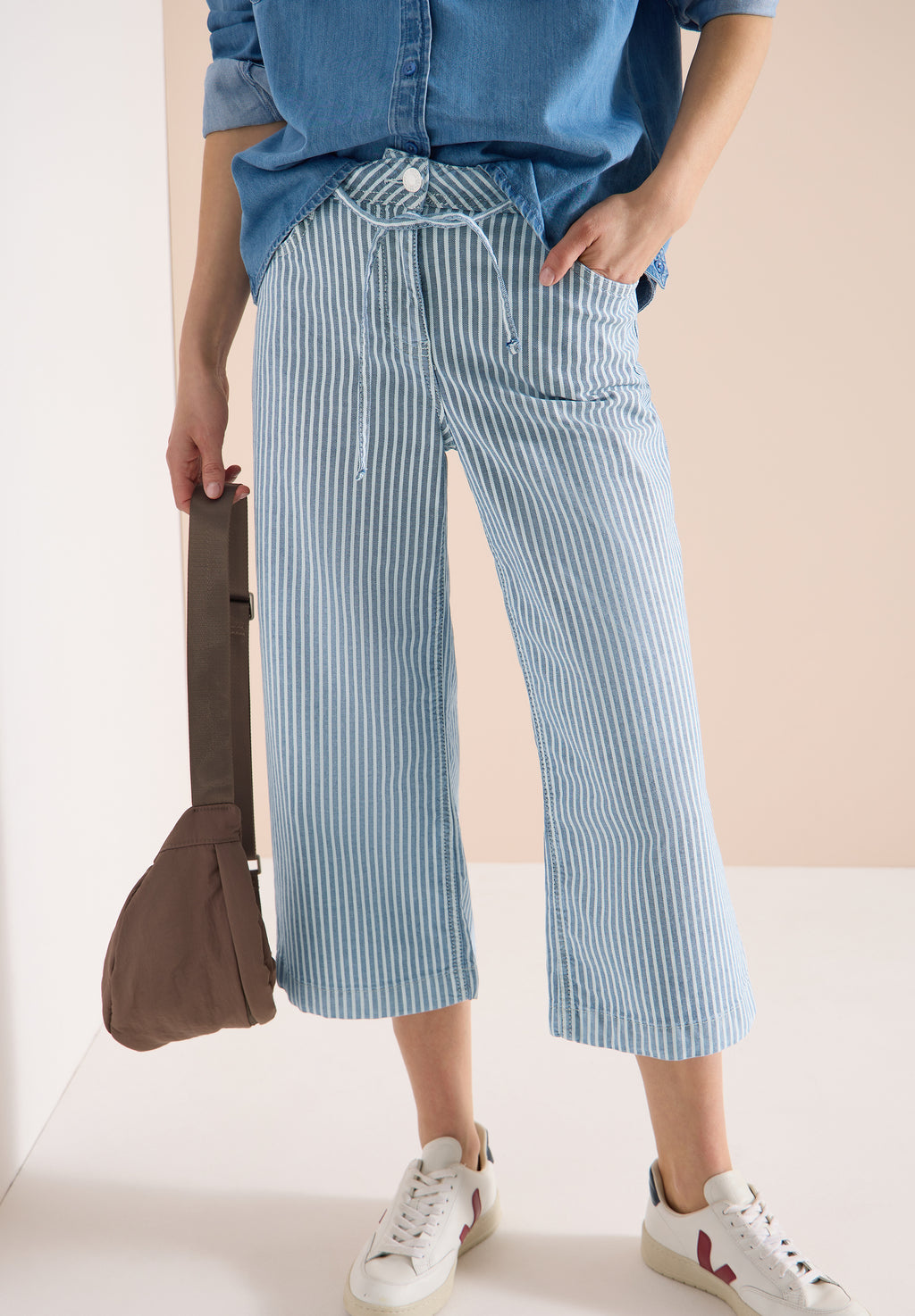 Wide Flared Leg Jeans mit Streifen