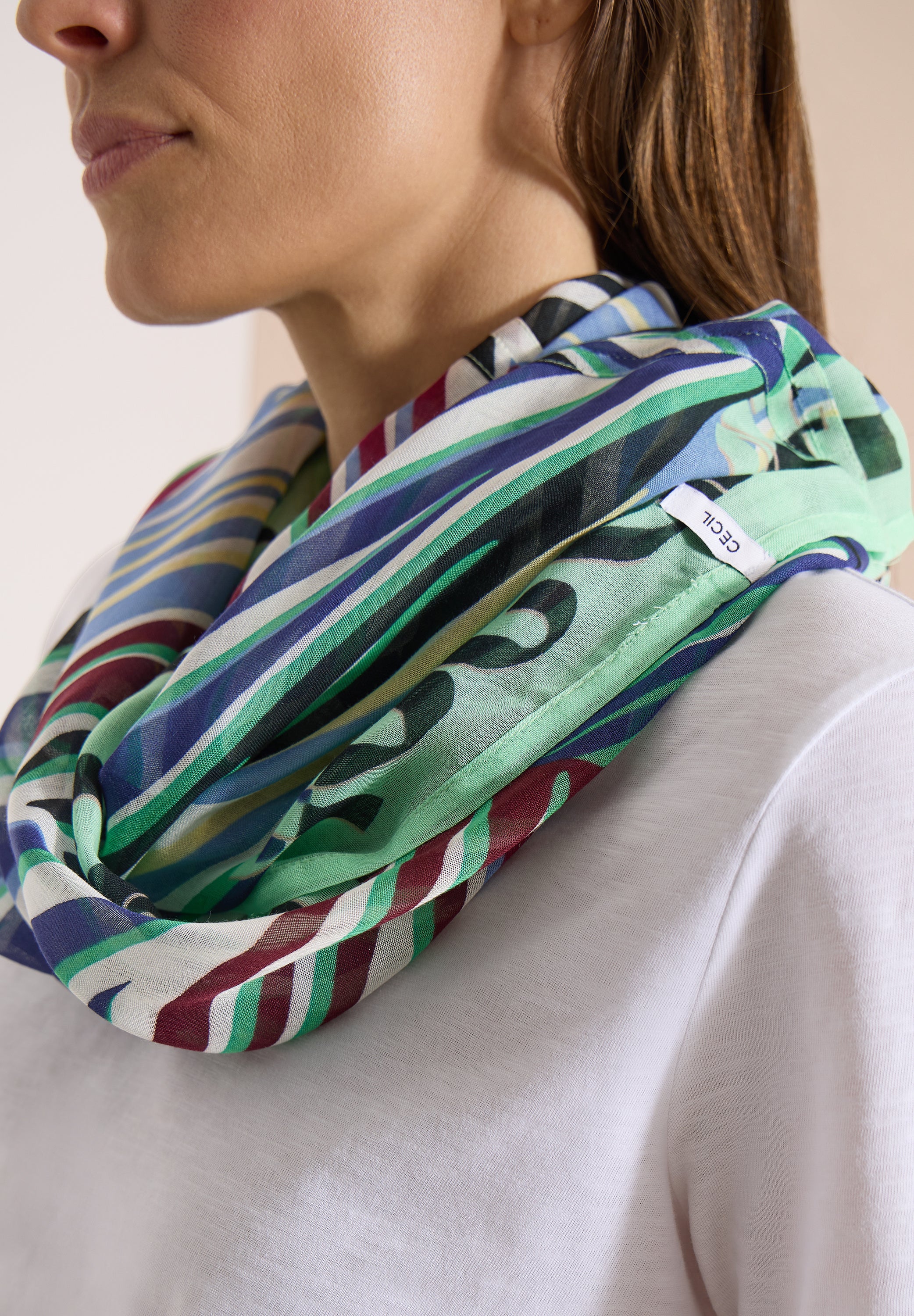 Loop-Schal mit grafischem Muster
