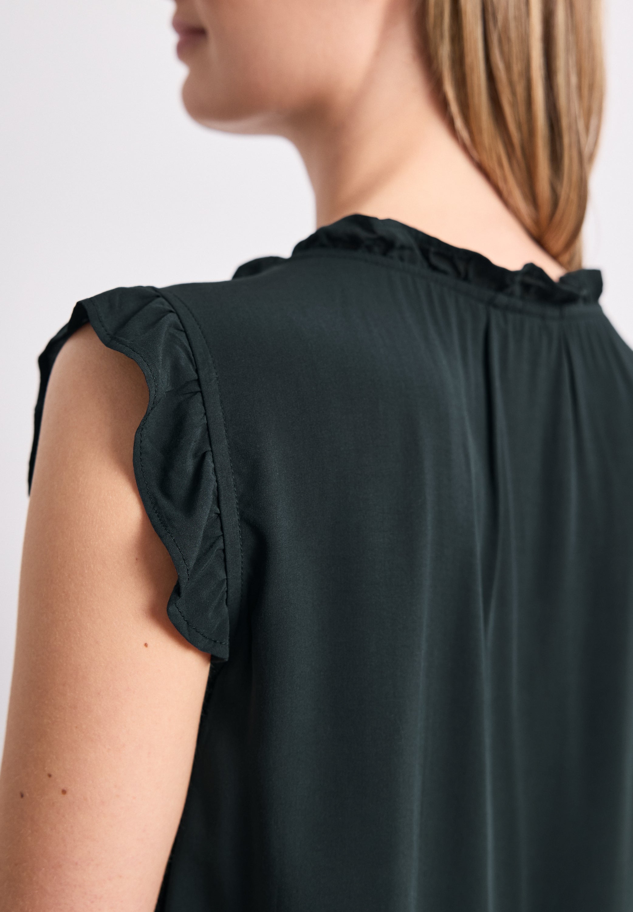 Blusentop mit Split Neck und Rüschen
