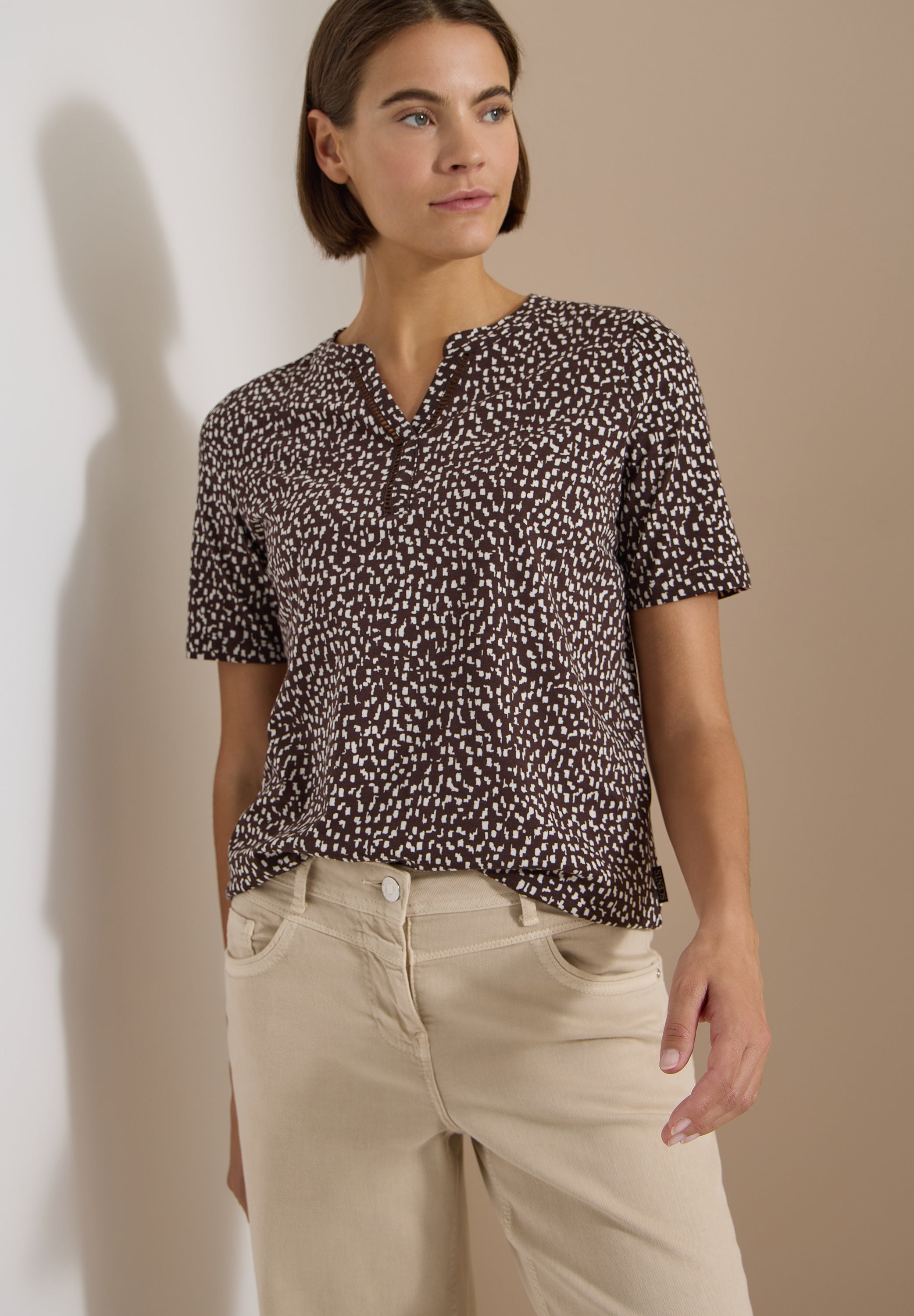 T-Shirt mit Split Neck und Print