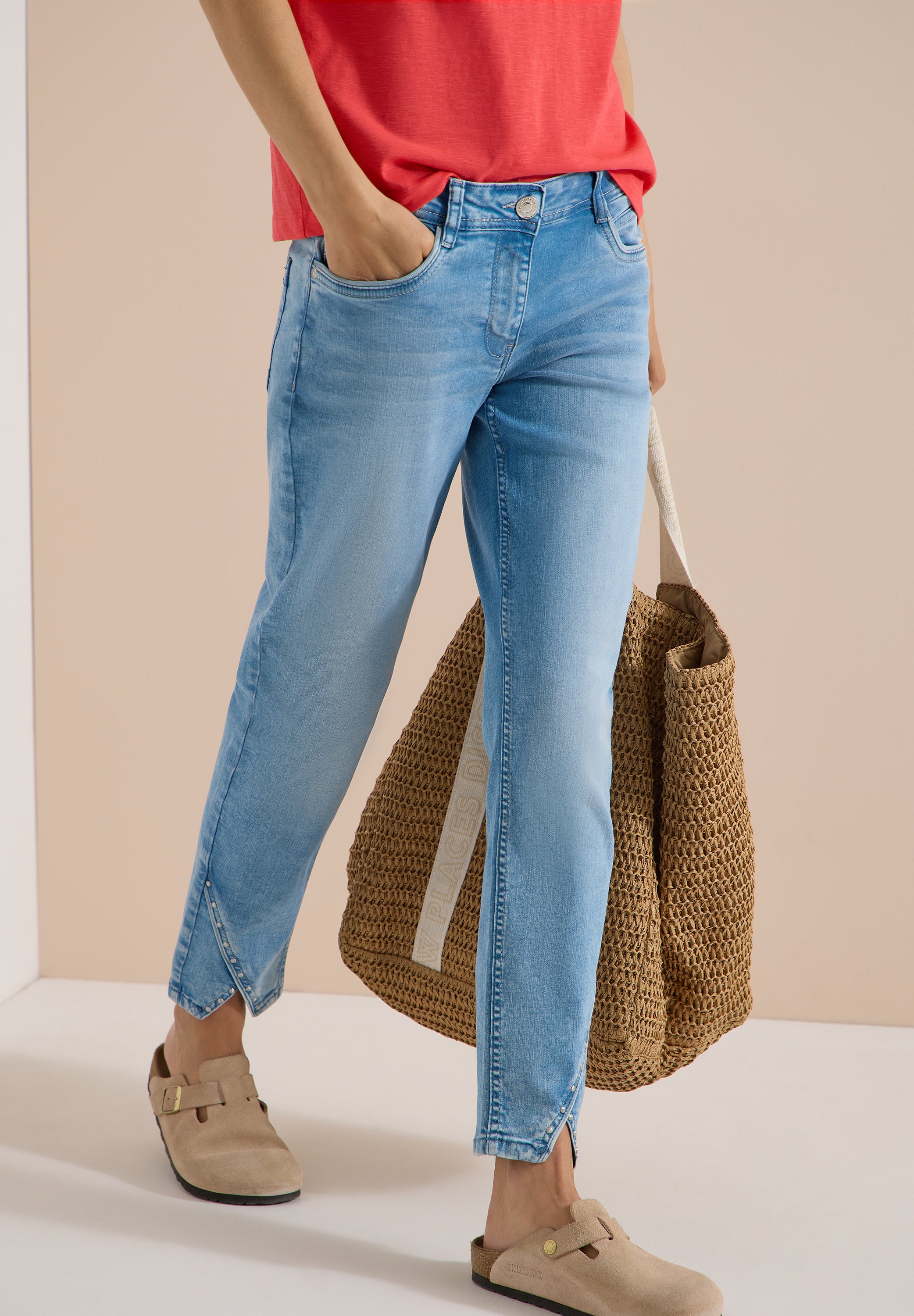 Straight Leg Jeans mit Nietendetails