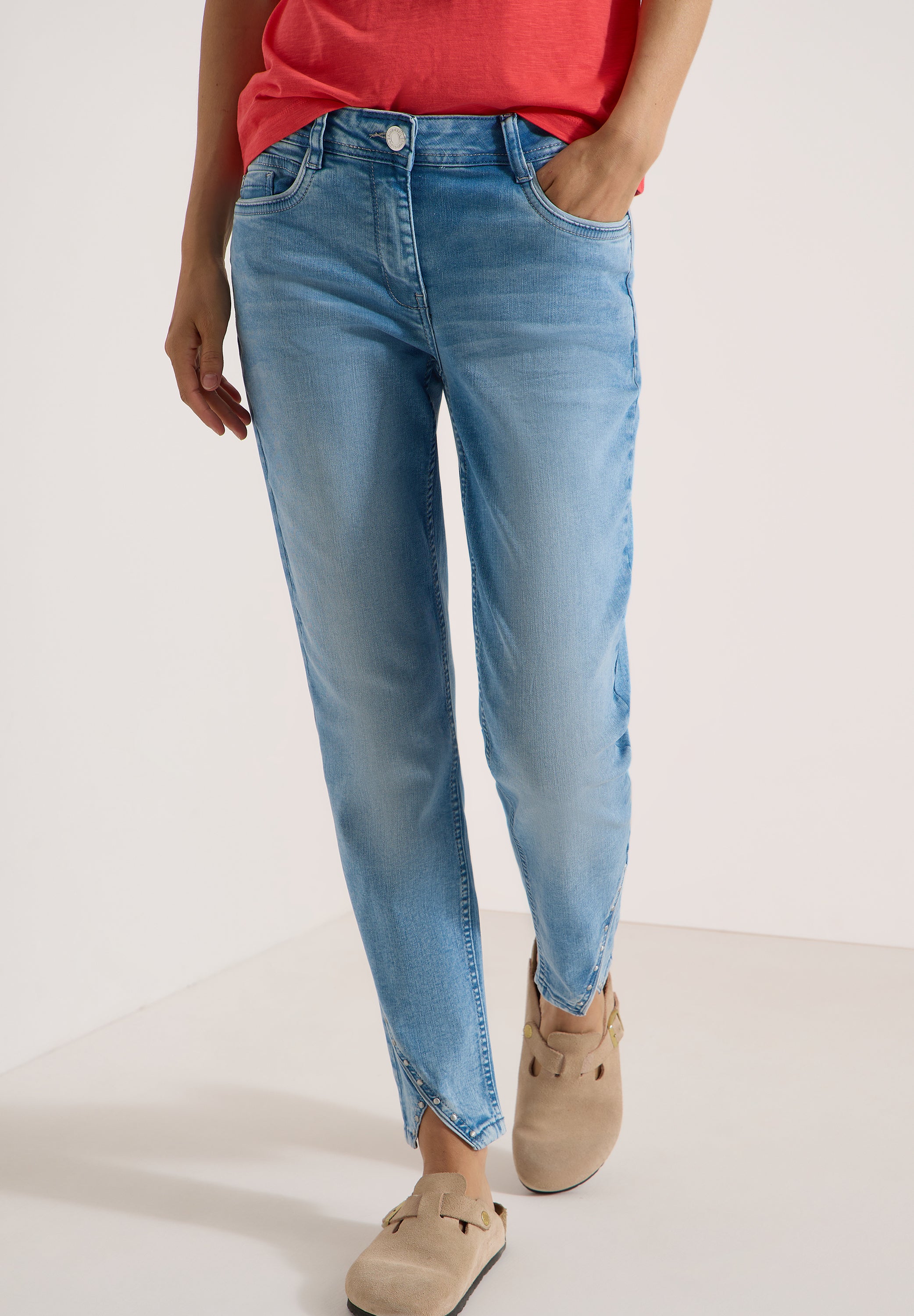 Straight Leg Jeans mit Nietendetails