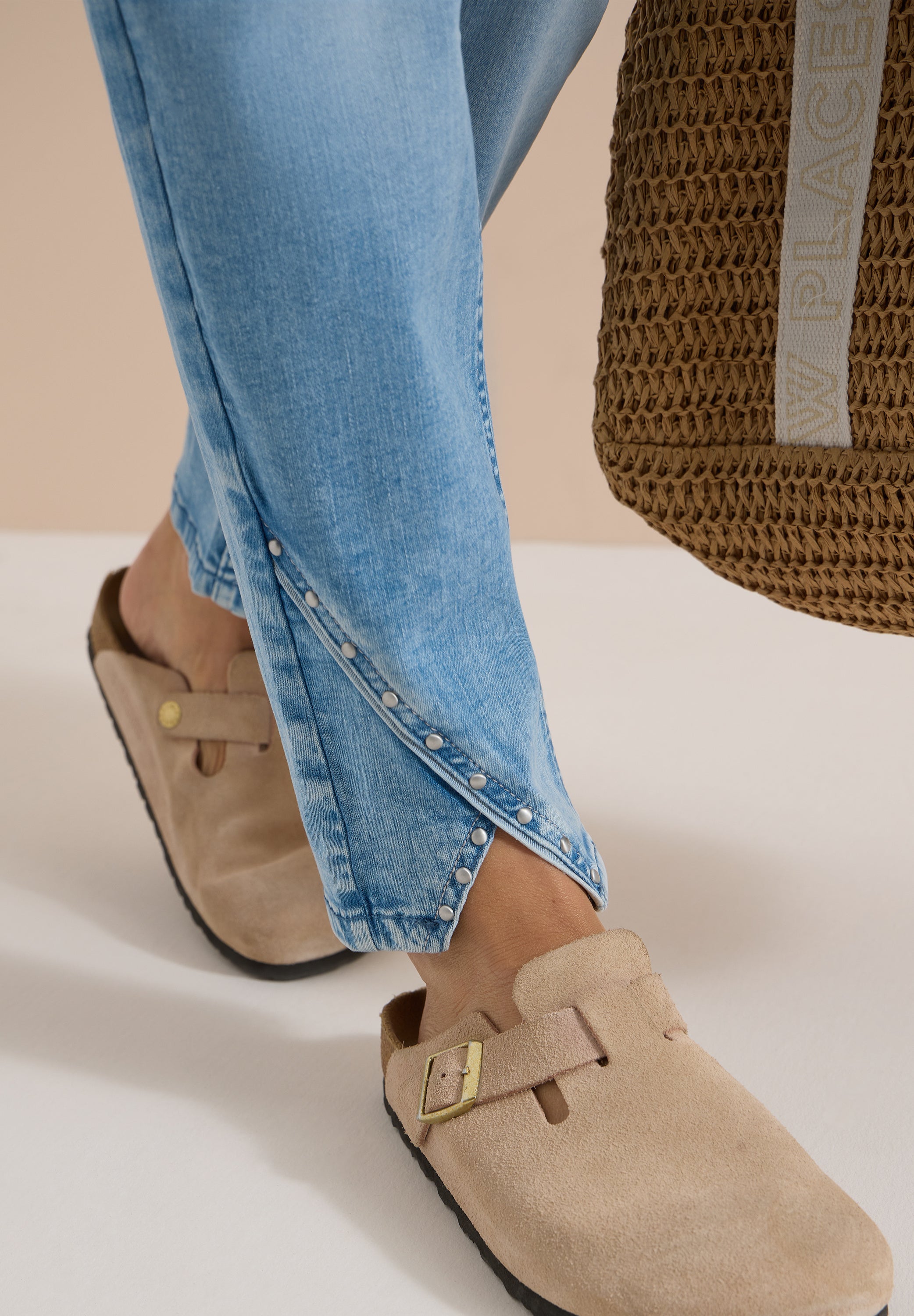 Straight Leg Jeans mit Nietendetails