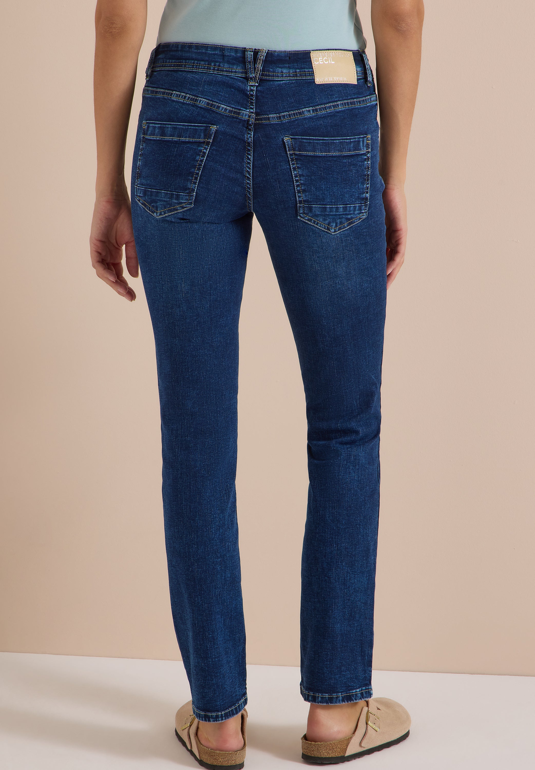 Mid Waist Straight Leg Jeans im Casual Fit
