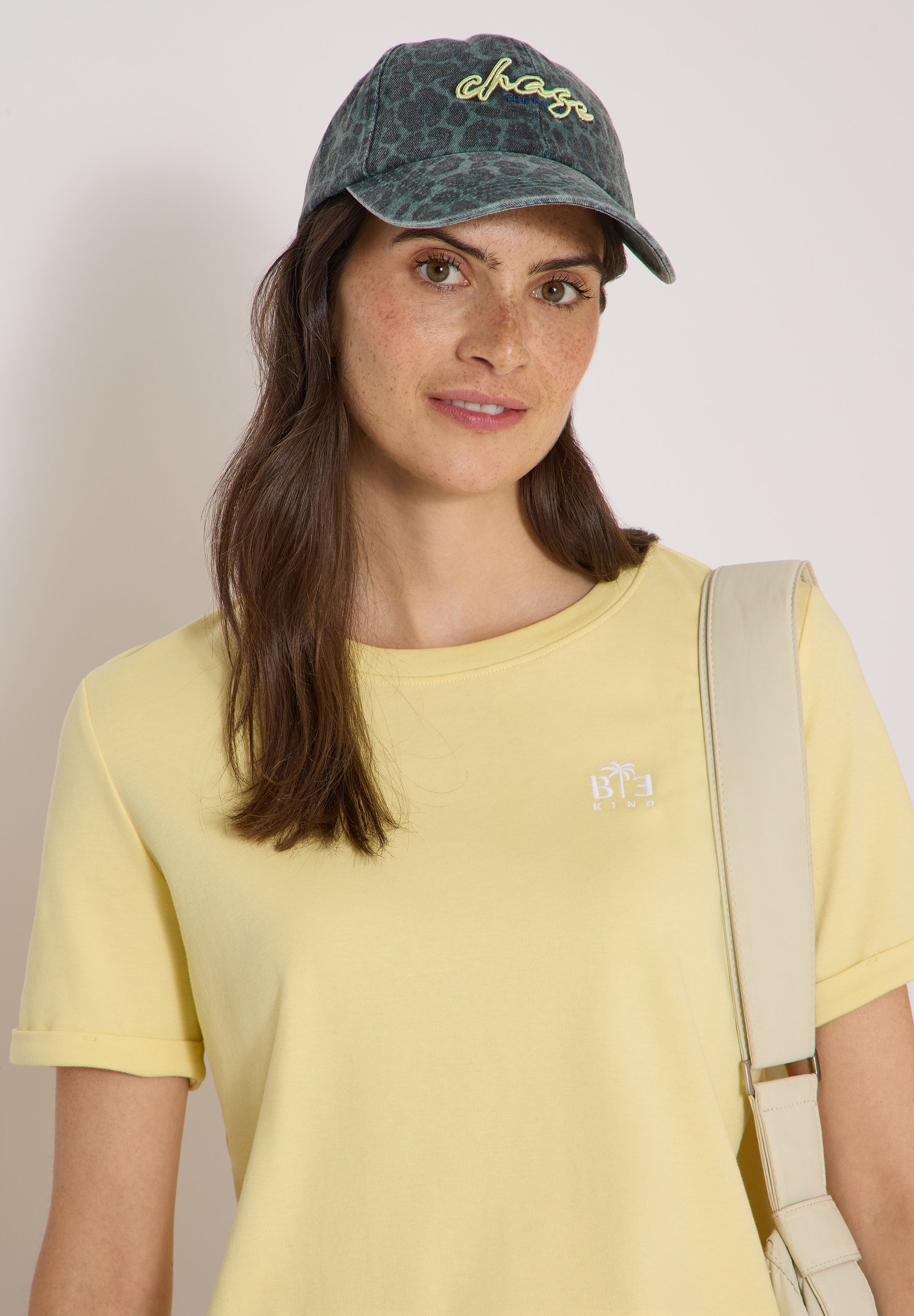 Cap mit Leo-Muster und Slogan