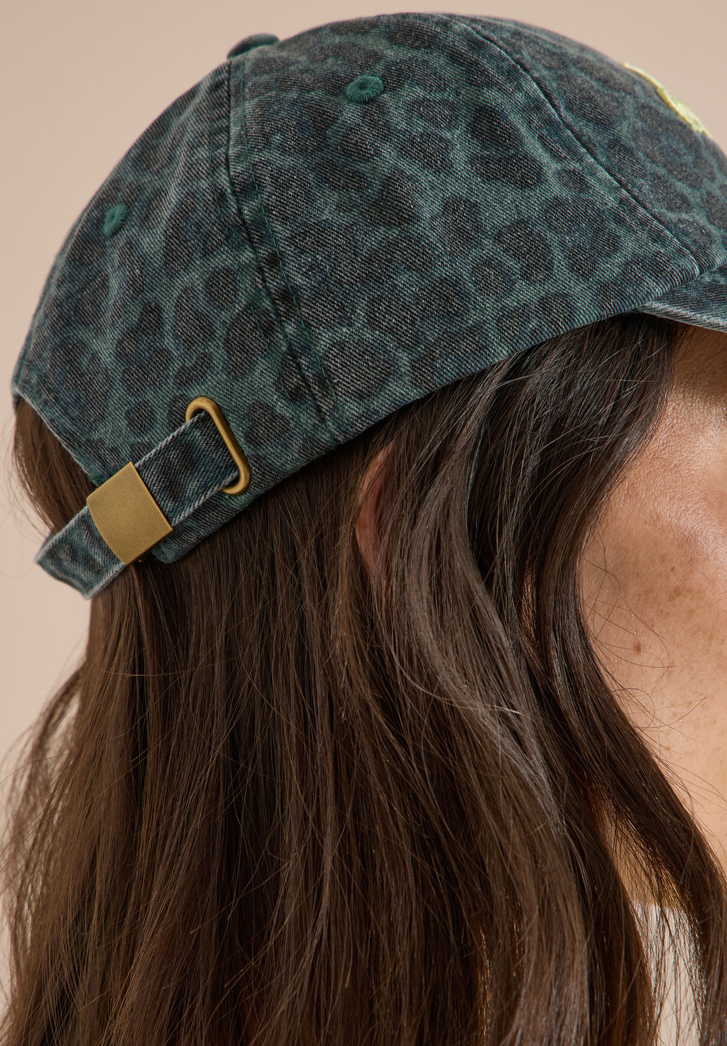 Cap mit Leo-Muster und Slogan