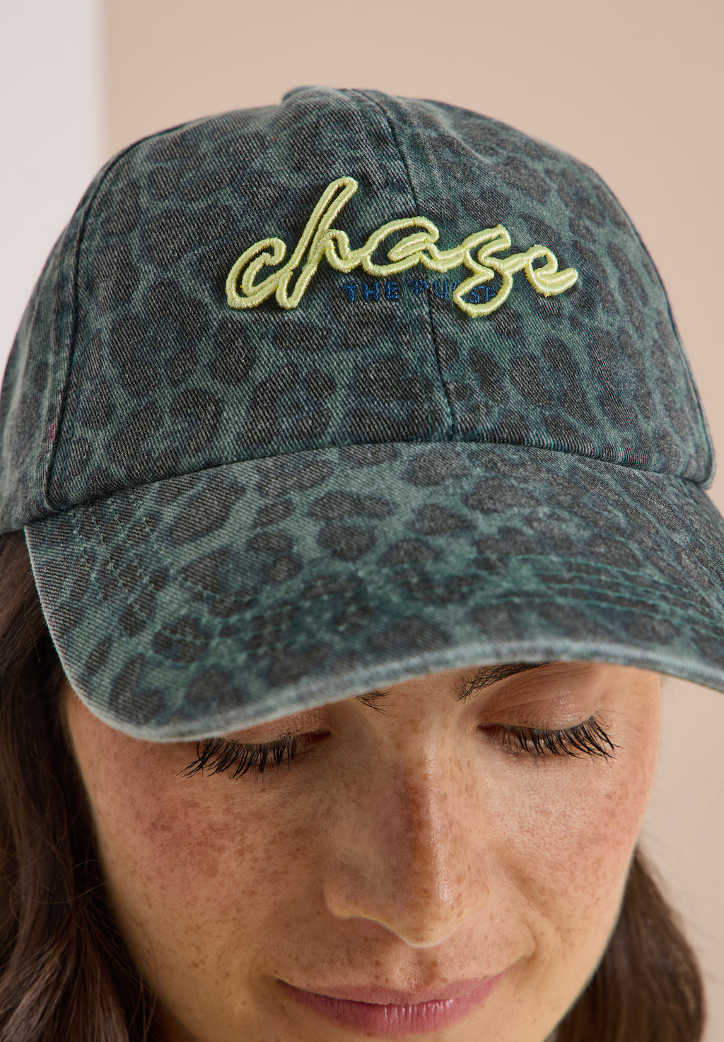 Cap mit Leo-Muster und Slogan