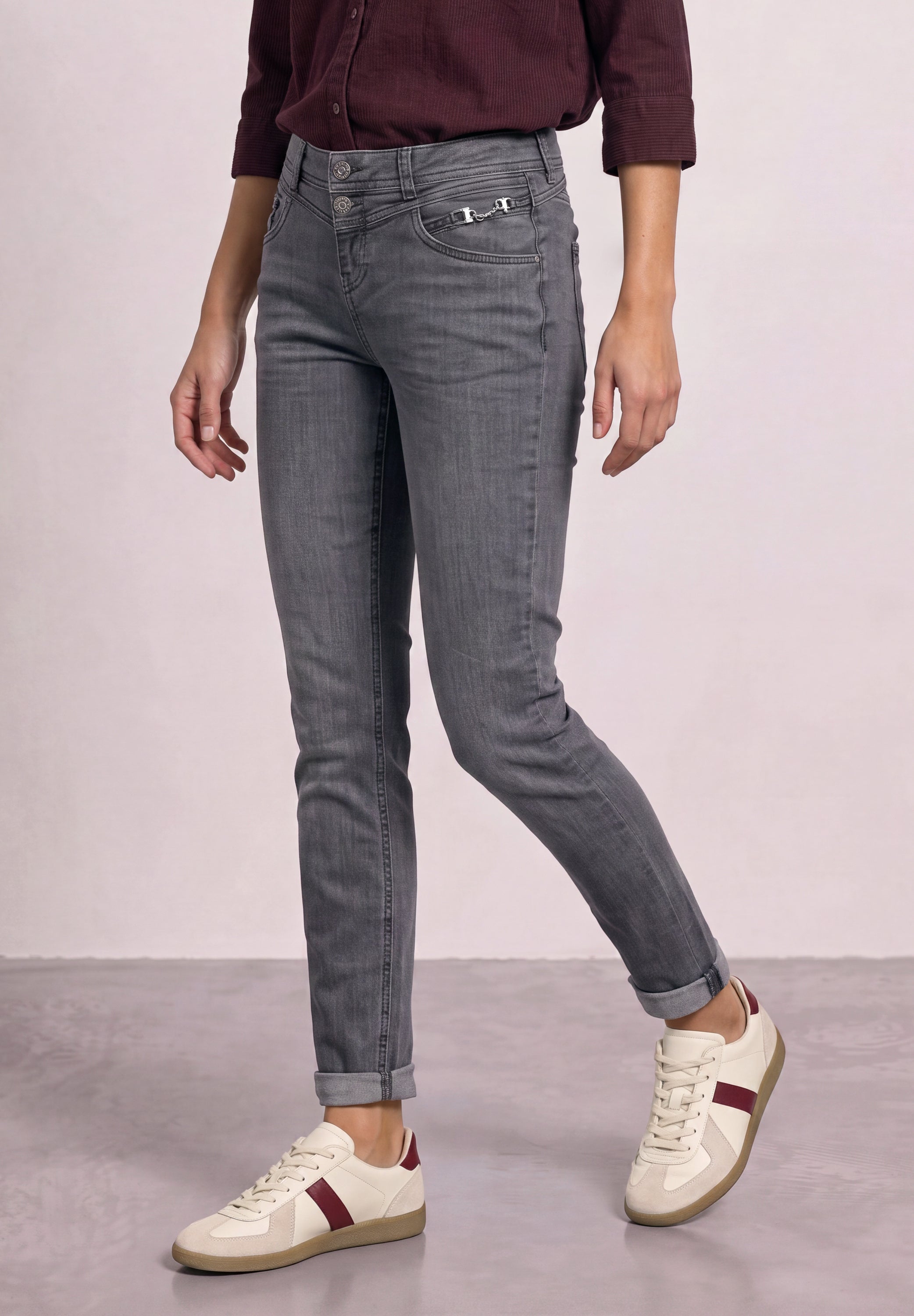 Mid Waist Slim Leg Jeans mit Dekodetail