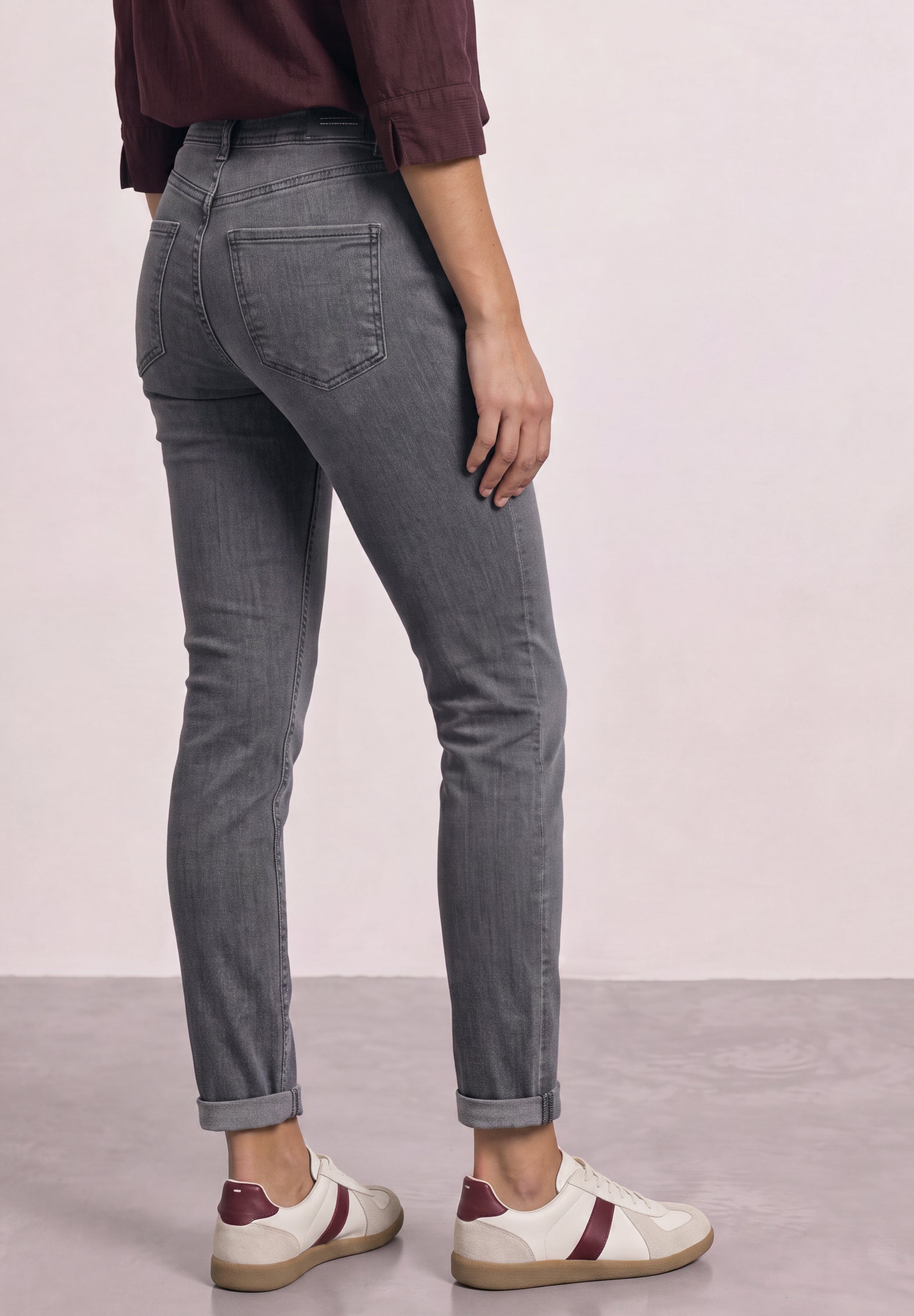 Mid Waist Slim Leg Jeans mit Dekodetail