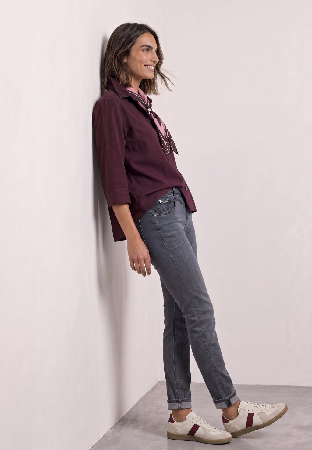 Mid Waist Slim Leg Jeans mit Dekodetail